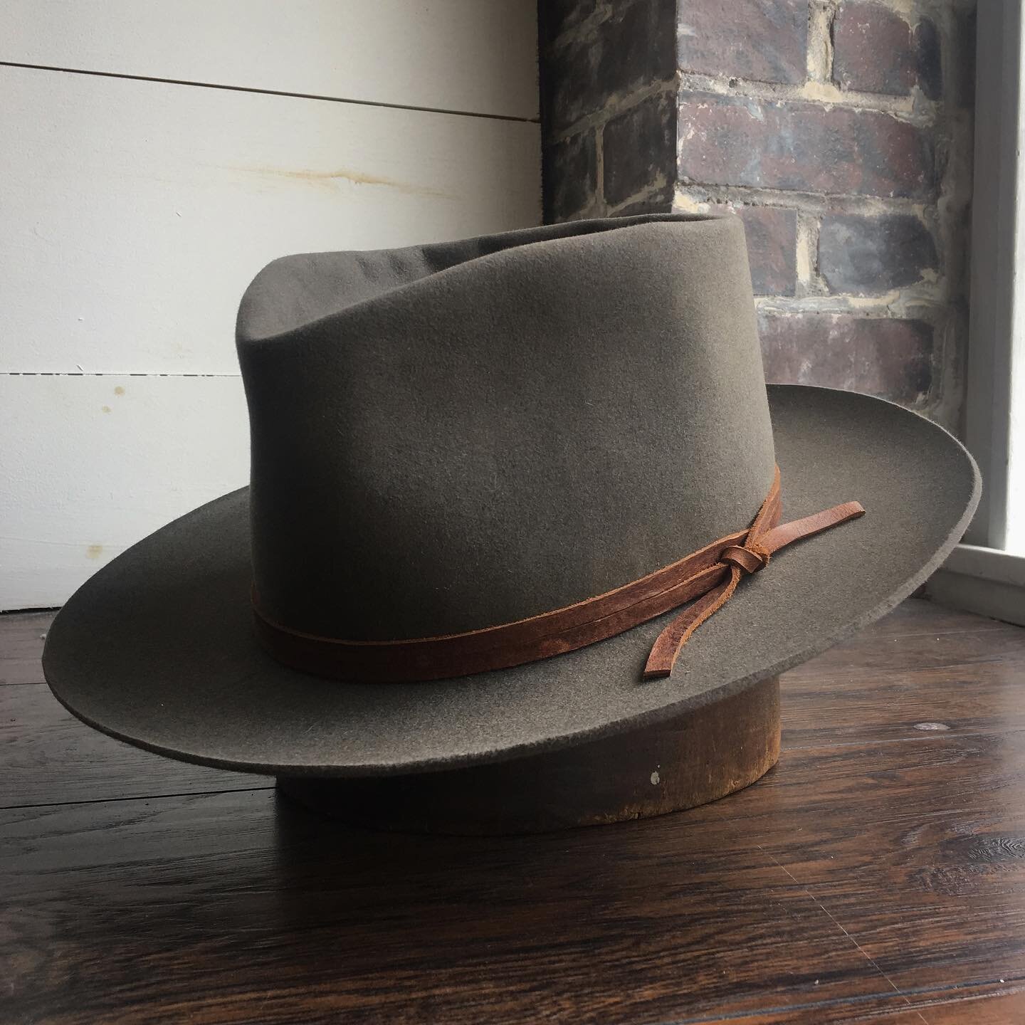  Granite, dress weight, pure beaver.  Medium-low teardrp crown.  2 3/4” flanged brim.  Brown leather outer. 