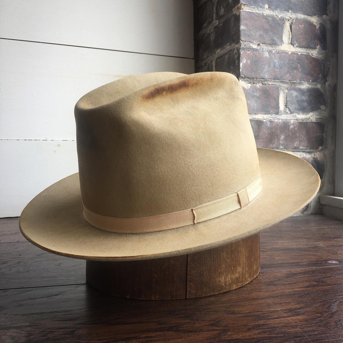  Sand, dress weight, pure beaver.  Heavily distressed to replicate years of wear from somebody taking on and off their hat.   Medium cattleman’s crown.  2 3/4” flanged brim.  Bone trim. 