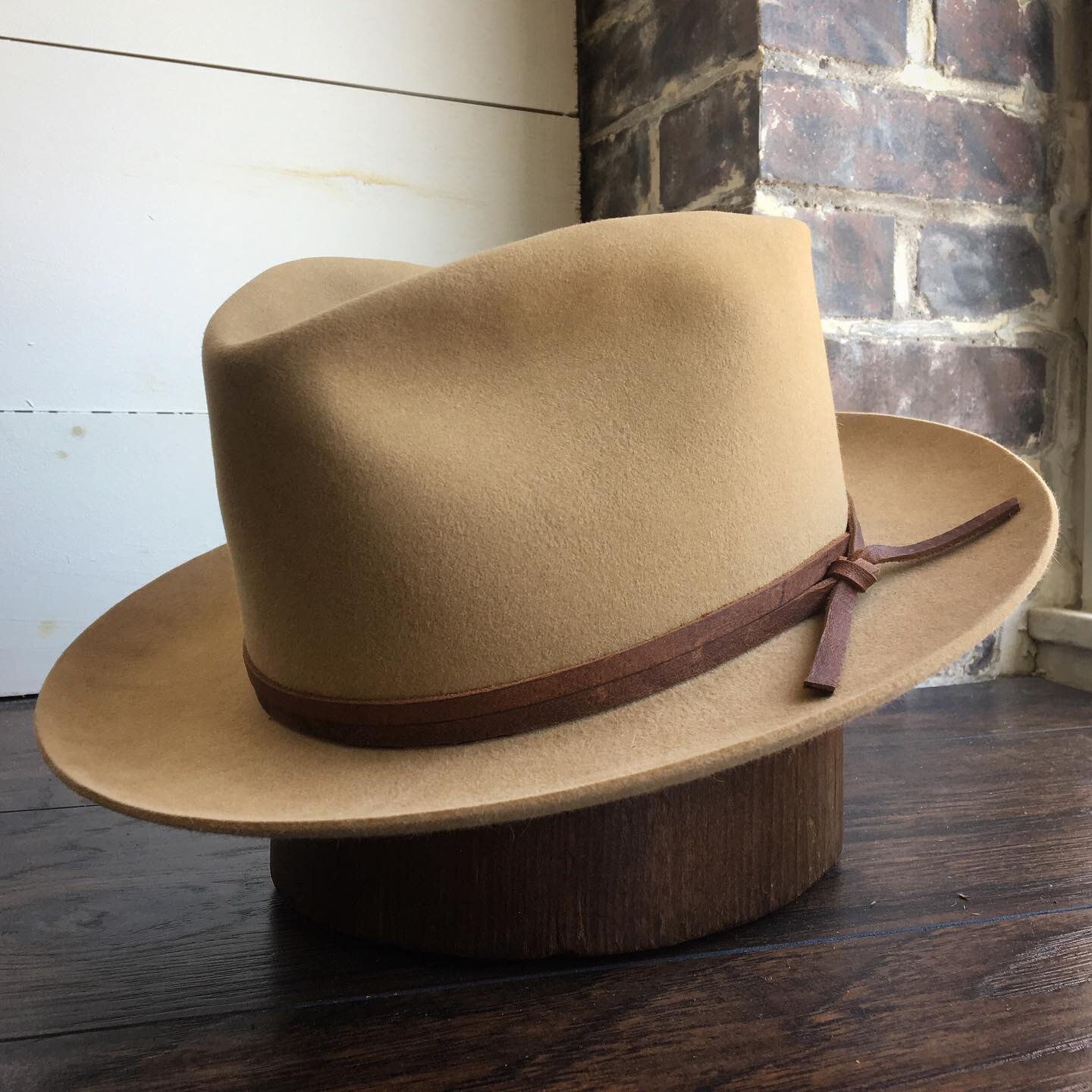  Camel, dress weight, pure beaver.  Low diamond crown.  2 1/2” flanged brim.  Brown leather outer. 