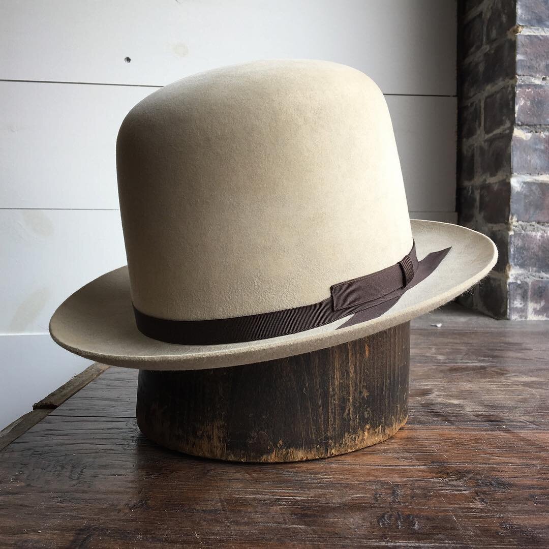  Sand, dress weight, pure beaver.  Open crown.  2 1/4” flanged brim.  Charcoal brown trim. 