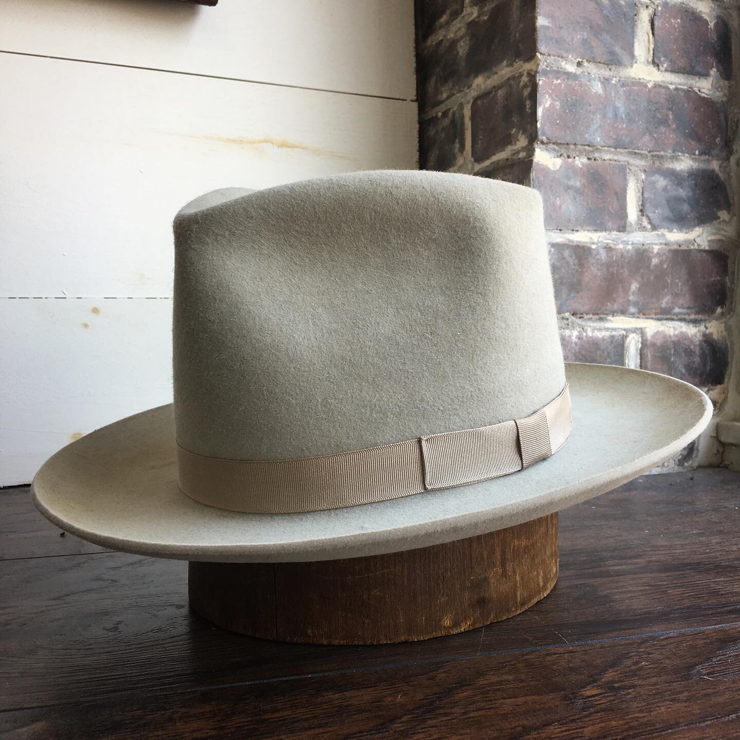  Silverbelly, western weight, rabbit.  Tall teardrop crown.  2 3/4” flanged brim.  Tonal trim. 