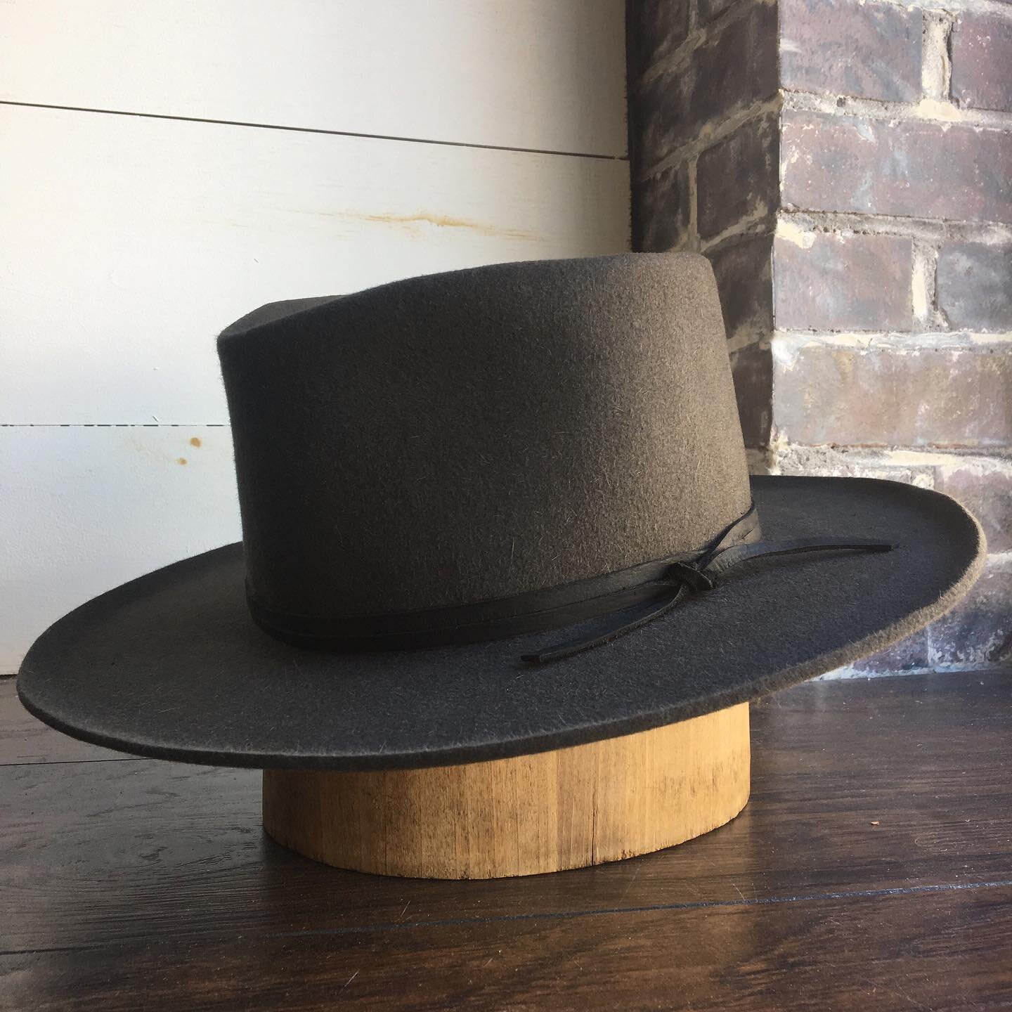  Charcoal, dress weight, pure beaver.  Low telescope crown.  3 1/8” lightly curled brim.  Black leather outer. 