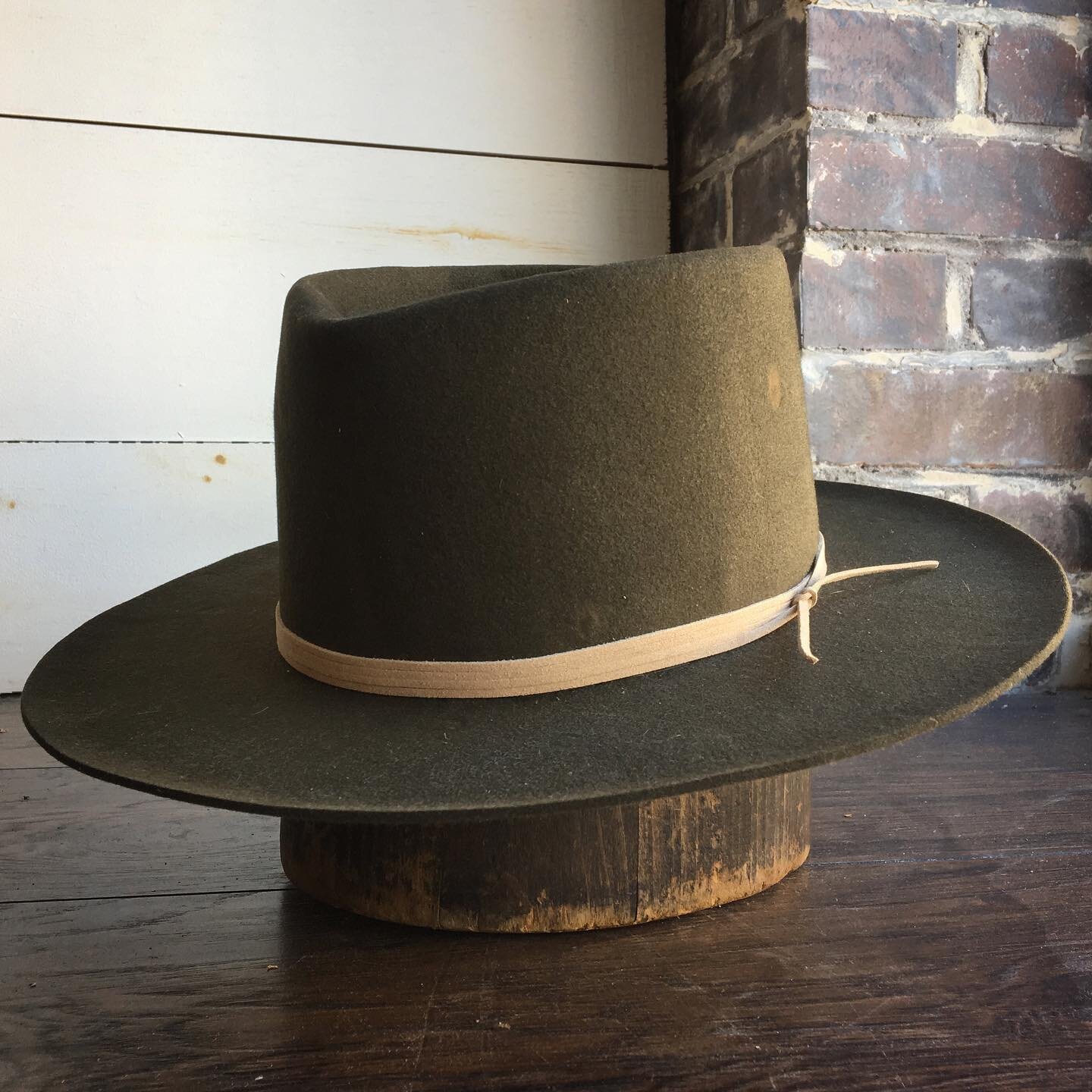  Moss, dress weight, pure beaver.  Medium-low telescope crown.  3 ” lightly curled brim.  Cream leather outer. 