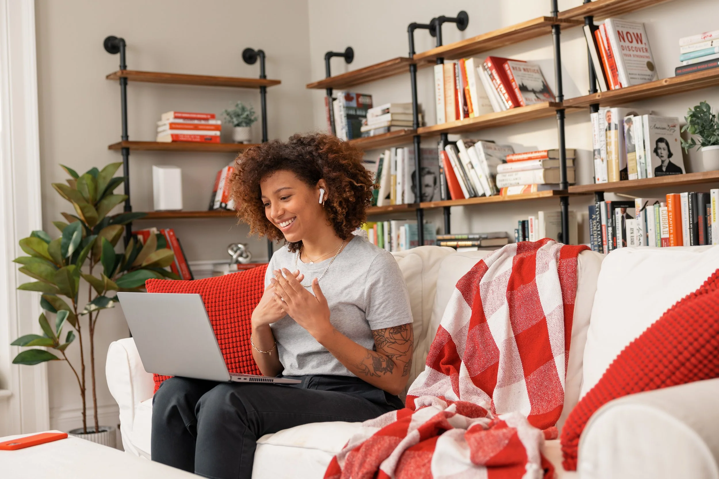 MikeSeehagel_ROGERS_THEO_COHO_SHOT-12-LIVINGROOM_0748 copy.jpg