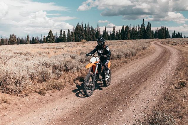 It&rsquo;s about that time when we go from mountain tops to the desert 👌🏻. It&rsquo;s officially fall and we can&rsquo;t wait to tear it up in southern Utah! 🌵 #TLDirt