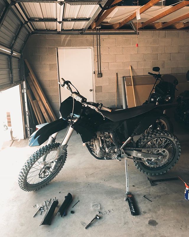 Changing out the plastics to all black cause... duh 🏁🖤.
The first thing you&rsquo;ll learn about riding dirt bikes is that you have to learn how to do your own maitenance. Luckily it&rsquo;s all fairly easy stuff and hello, you can YouTube anything