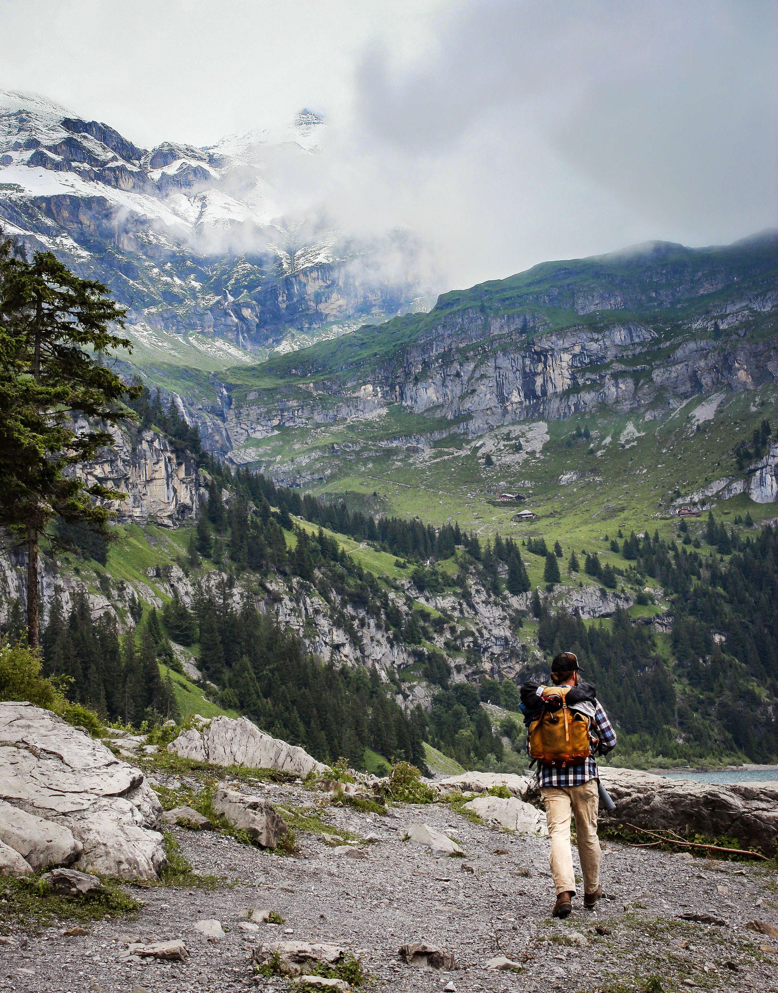 Oschinesee Hiker 2.jpg