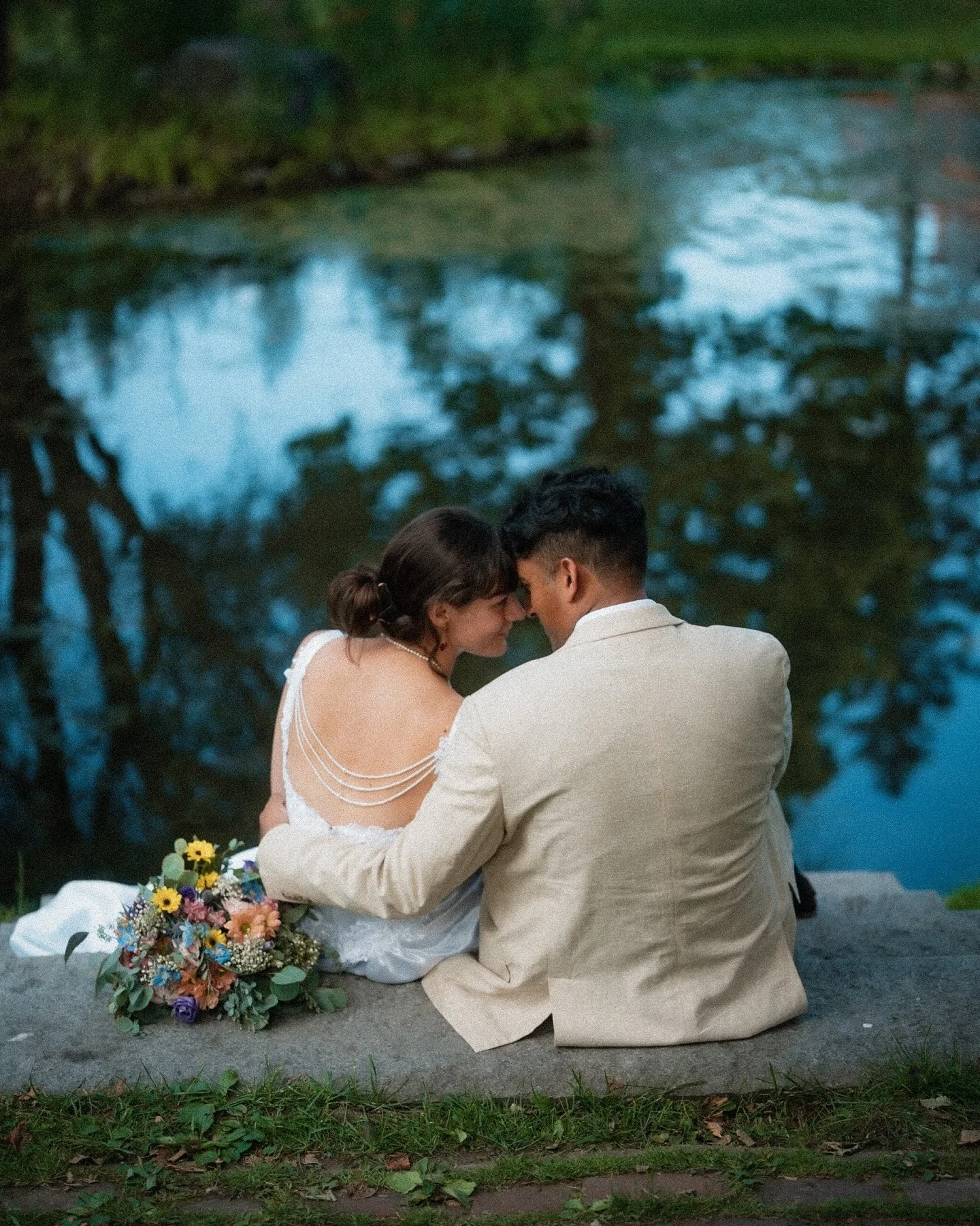 We were taking photos out by the pond with Lisa and Noor when this little family of ducklings wandered over and jumped right into Noor&rsquo;s hands! 🐥🌾

#syracuseweddingphotographer #cnyweddingphotographer #saratogaspringsweddings