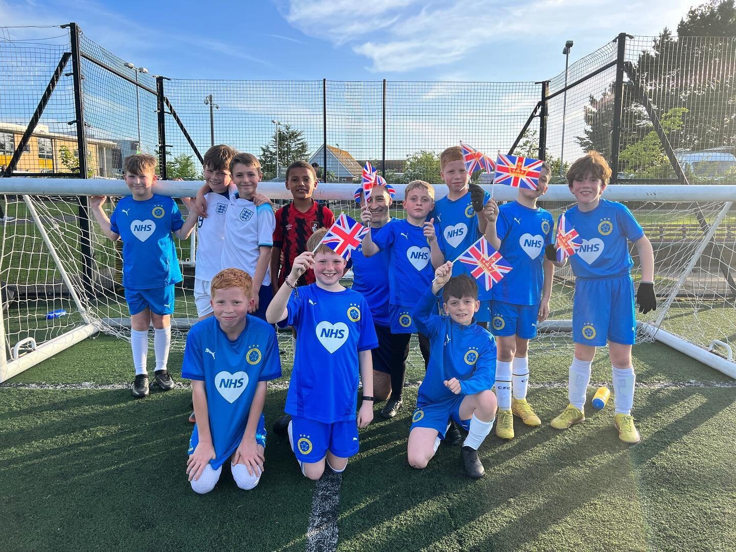 On the eve of the Coronation, our U10 Yellows wore red, white and blue to training in celebration of the Coronation of the King 🇬🇧⚽️

The fun filled session ended with birthday bumps and Haribo Starmix! 🤩

#risingstars #gorisers #grassrootsfootbal