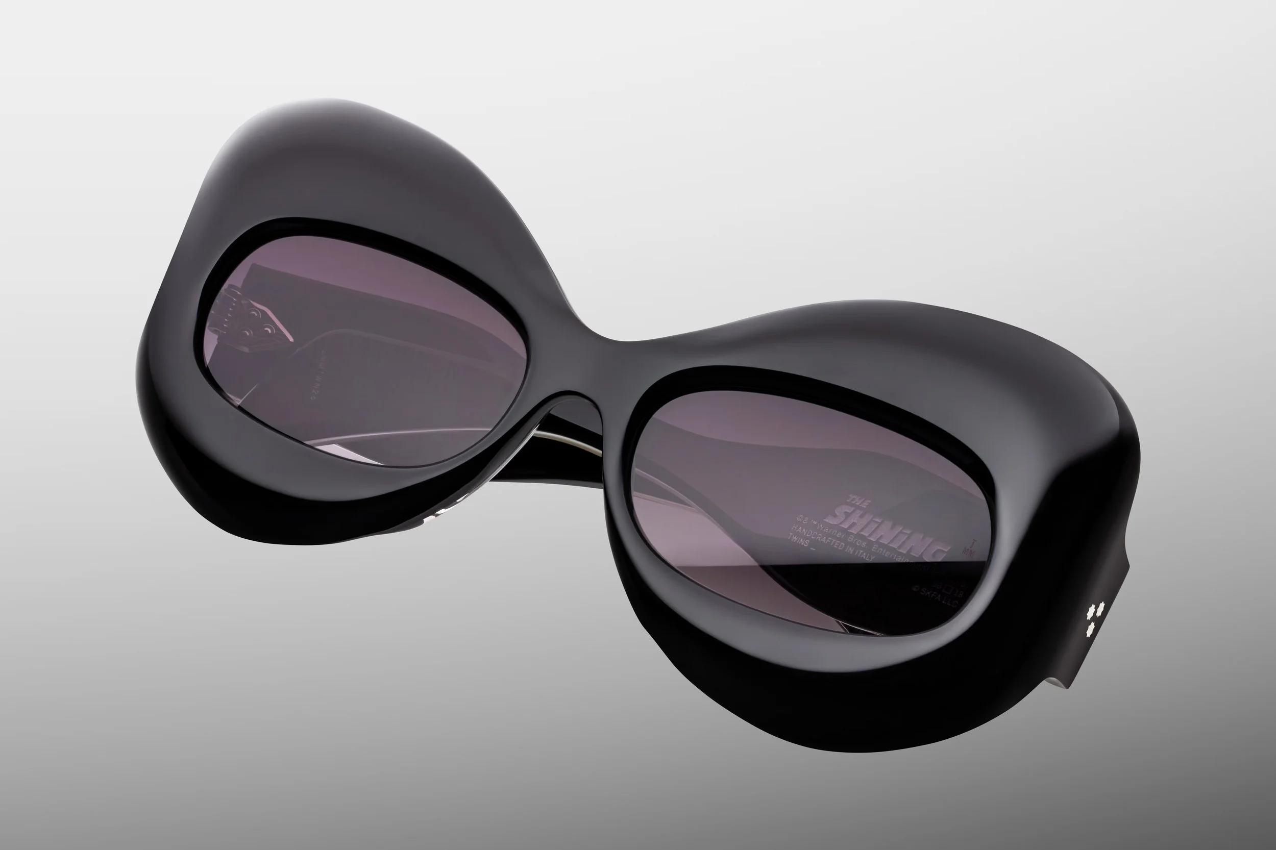 Twins_Shadow_Kubrick_Detail-1_Cropped_5377x3585_iprfjd.jpg