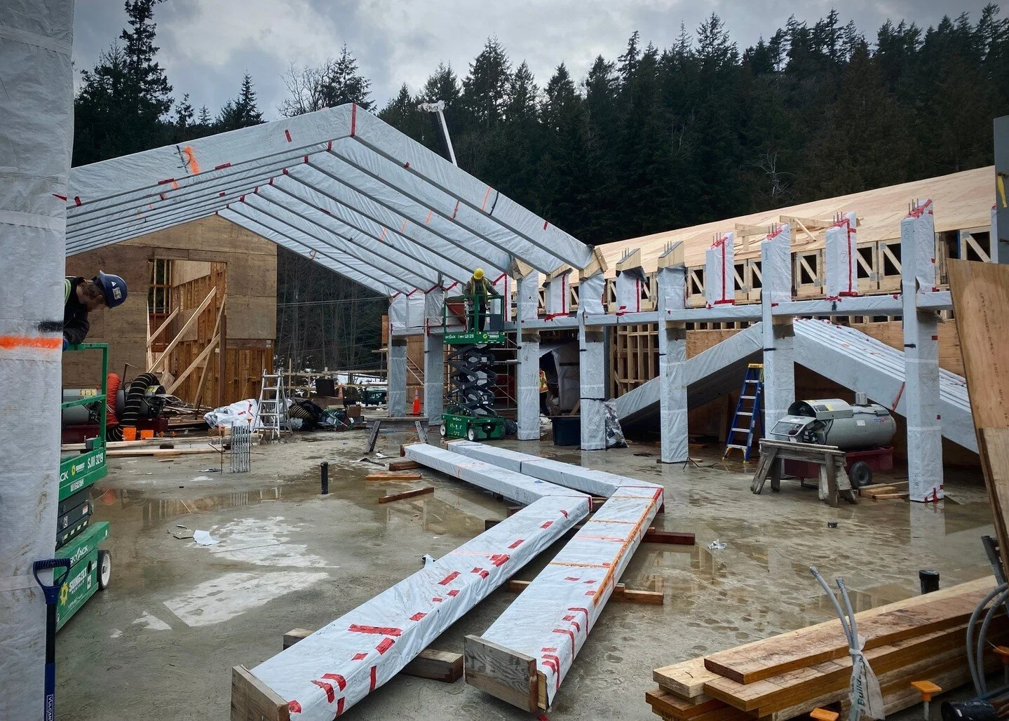 Our Glulam installation for the the Bowen Island Community Centre is trucking along nicely despite getting off to a very wintery start 🥶 Hard to believe it's the same jobsite from those first days! Good ol' West Coast weather 😜⁠
⁠
@bowenislandmunic