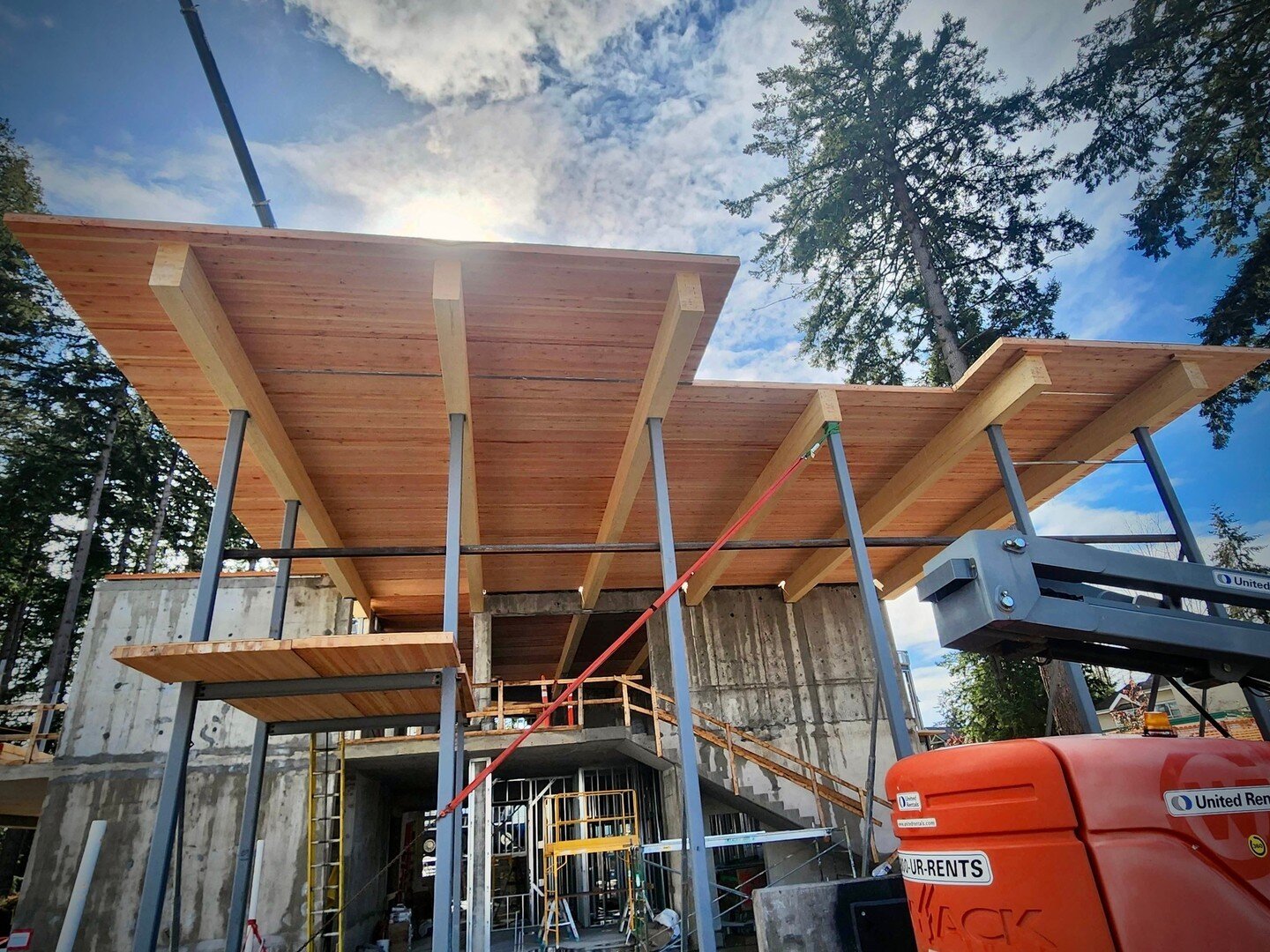 If these timbers could talk we think they would say...⁠
⁠
&quot;Dang, we look GOOOD.&quot; 😎⁠
⁠
And, frankly, they're not wrong. An eagle flew over head to check things out and we're pretty sure he also gave us a thumps up 😜⁠
⁠
Lelǝm̓ Community Cen