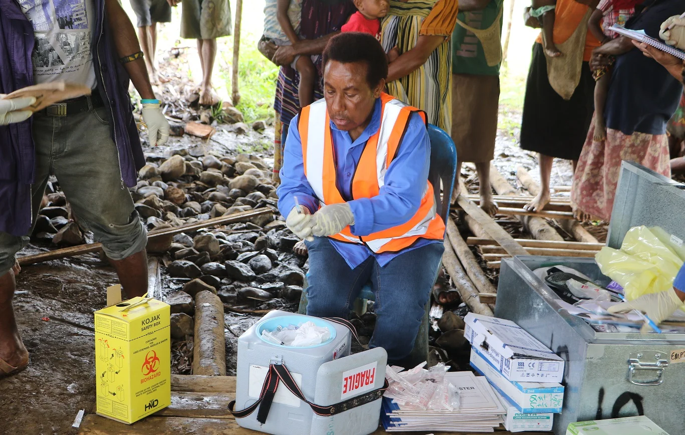 Oil Search staff prepares vaccines for Southern Highlands.