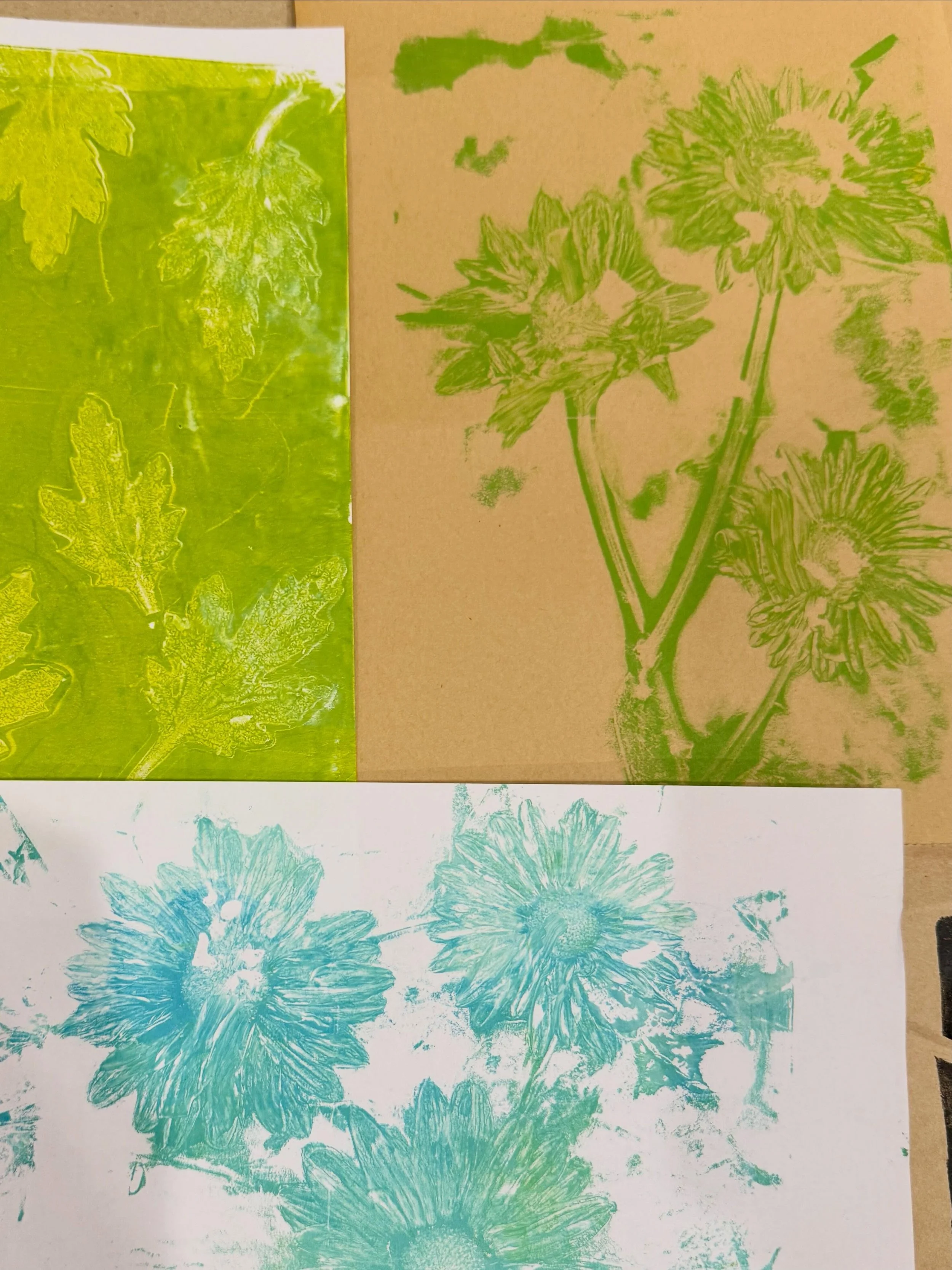As an artist it&rsquo;s so important to keep experimenting, playing and having fun!

This afternoon was filled with gelli printing flowers that my lovely friend @kym_burmester gave me. 

Will I run a gelli printing workshop? 
Comment YES PLEASE if it
