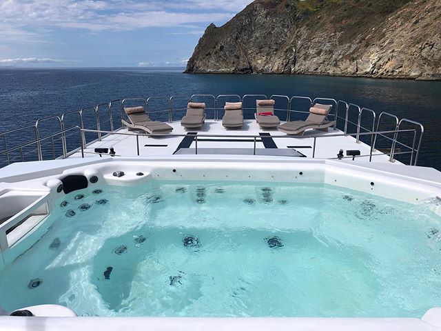 Could you see yourself here this summer?

Contact us to enjoy this amazing view and spend your vacation on Southern Californias top 
Y A C H T! ..
..
..
..
#pordesmarine #pordesmarineservices #marinadelrey #yacht #management #luxury #catalinaisland #