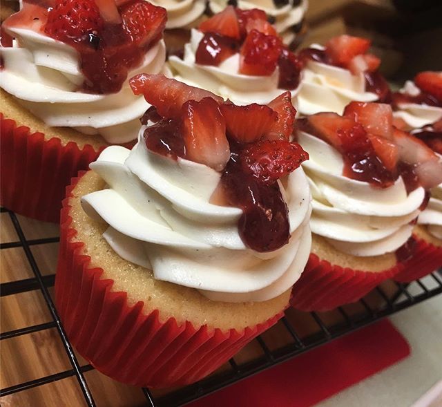 Fulfilling orders @surileemin 🍓♥️ #strawberry #shortcake #cupcakes #homemade #yumm #foodporn @desisdelectables