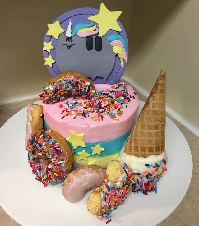 A very special cake for a very special person. #pusheeniscuteaf #cakesthatrock #letsgetthiscake follow @desisdelectables