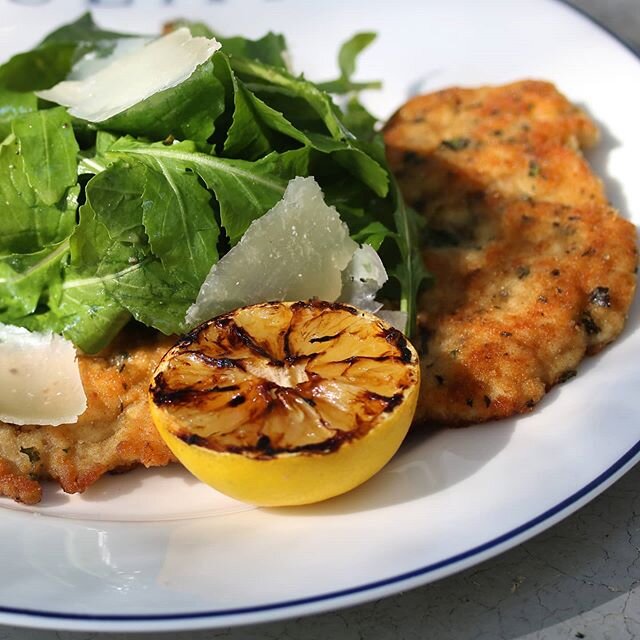 Come and try at Il garage our Famous Chicken Milanese!!! A thinly breaded chicken breast, cooked to crunchy perfection, topped with PAG arugula, freshly shaved Parmesan and grilled lemon.. #chickenbreast #chicken #food #healthyfood #bbq #foodporn #me