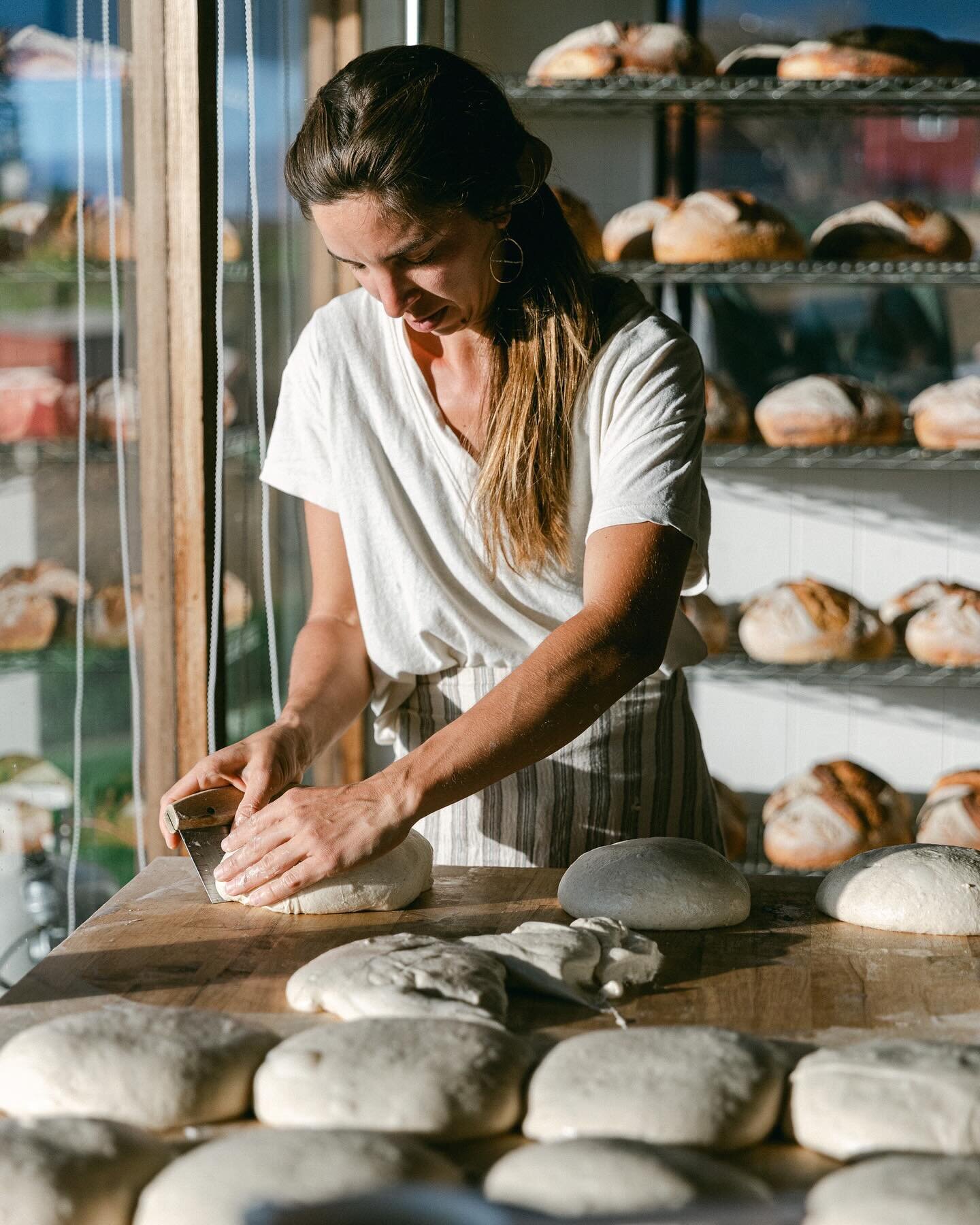 I knew I had come to the right place with the smell of fresh bread wafting through the air. A wonderful afternoon was spent with Brittney and her bakers at @homesteadmaui. The warm atmosphere felt like a meditative busy bee hive with sourdough loaves