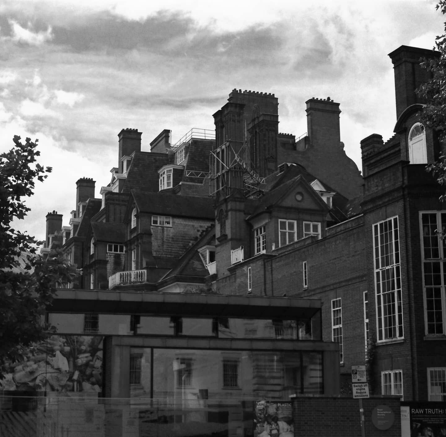 A building complex in London, UK. Shot on film. #canoneos650 #london #london🇬🇧 #londonlife #filmphotography #filmphotographer #blackandwhite #monochrome #urbanphotography #streetphotography #analogphotography #cameracollector #filmlifevlog #filmpho