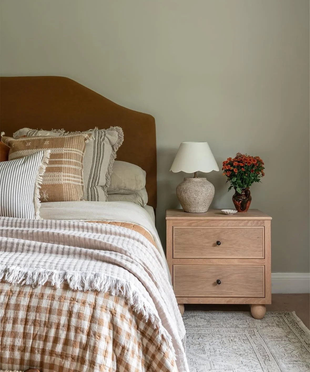 Rug size guide - Bedrooms 

Rugs help to ground beds, adding visual interest by layering colour, pattern and texture. Swipe to see three examples of where bedroom rugs have been used successfully and lastly where one is missing and note the differenc