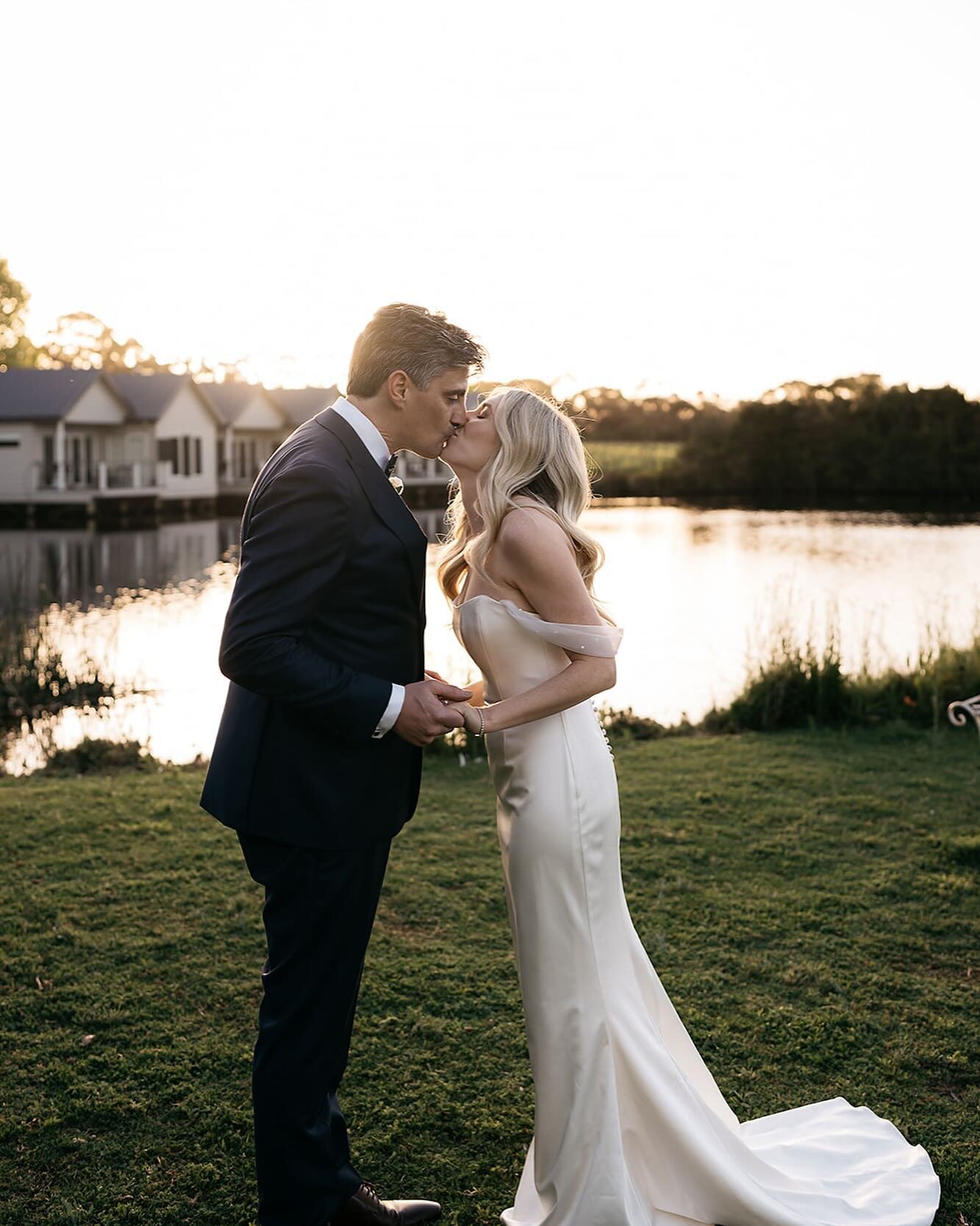 ~ sunset lover ~

Incredibly fortunate to visit stunning venues week in and week out.
One of my faves here at @stillwater_at_crittenden for Amy and David.

Captured by the amazing @courtney.laura.photography 

Photographer: @courtney.laura.photograph