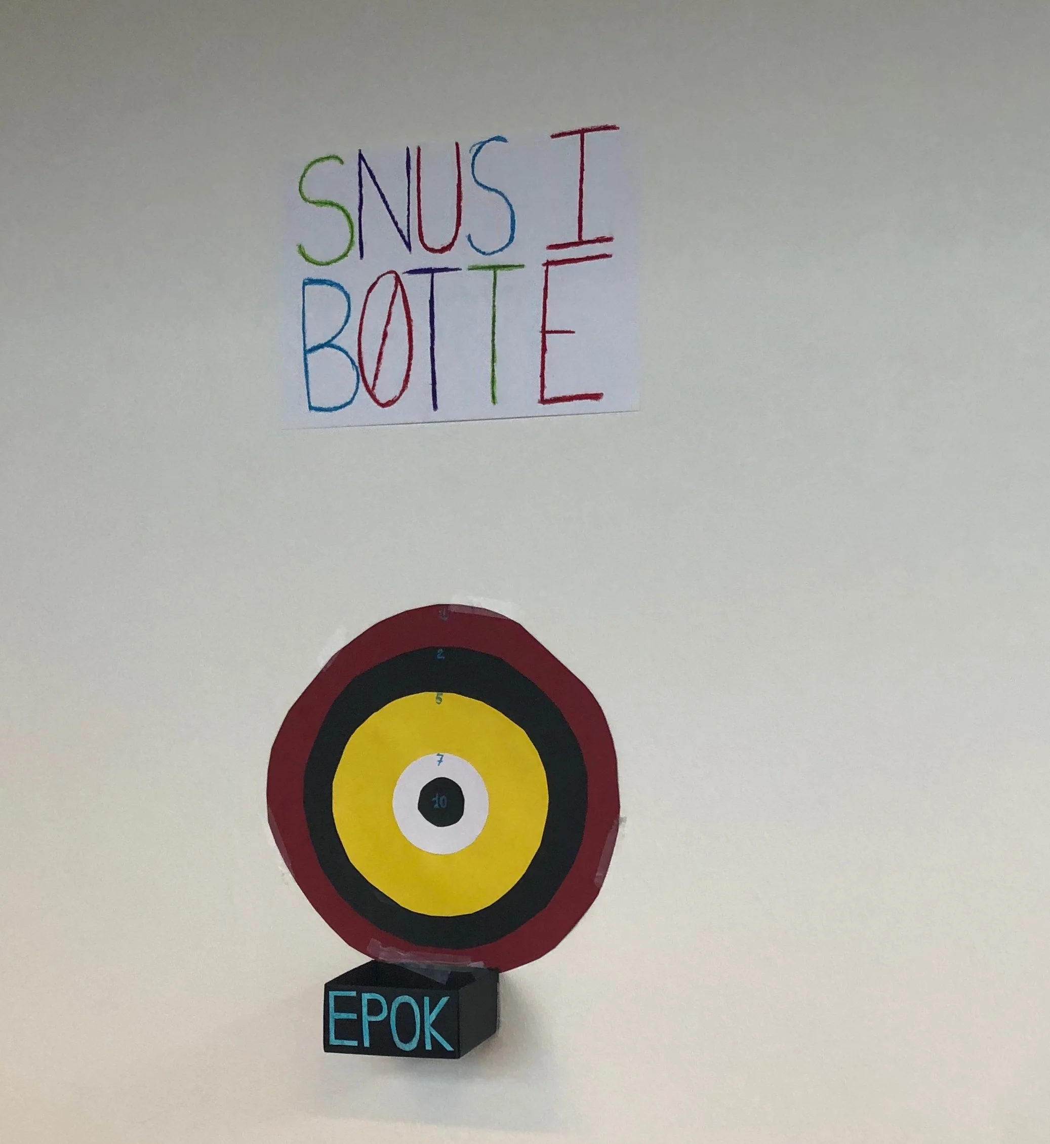 Snus-i-bøtte: interventionskunst med formålet om at samle den brugte snus på FG