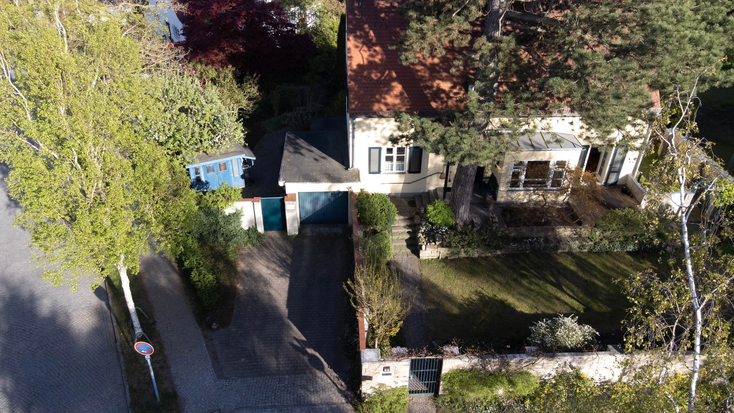 Vorgarten, Garage, Gartenhäuschen.jpg