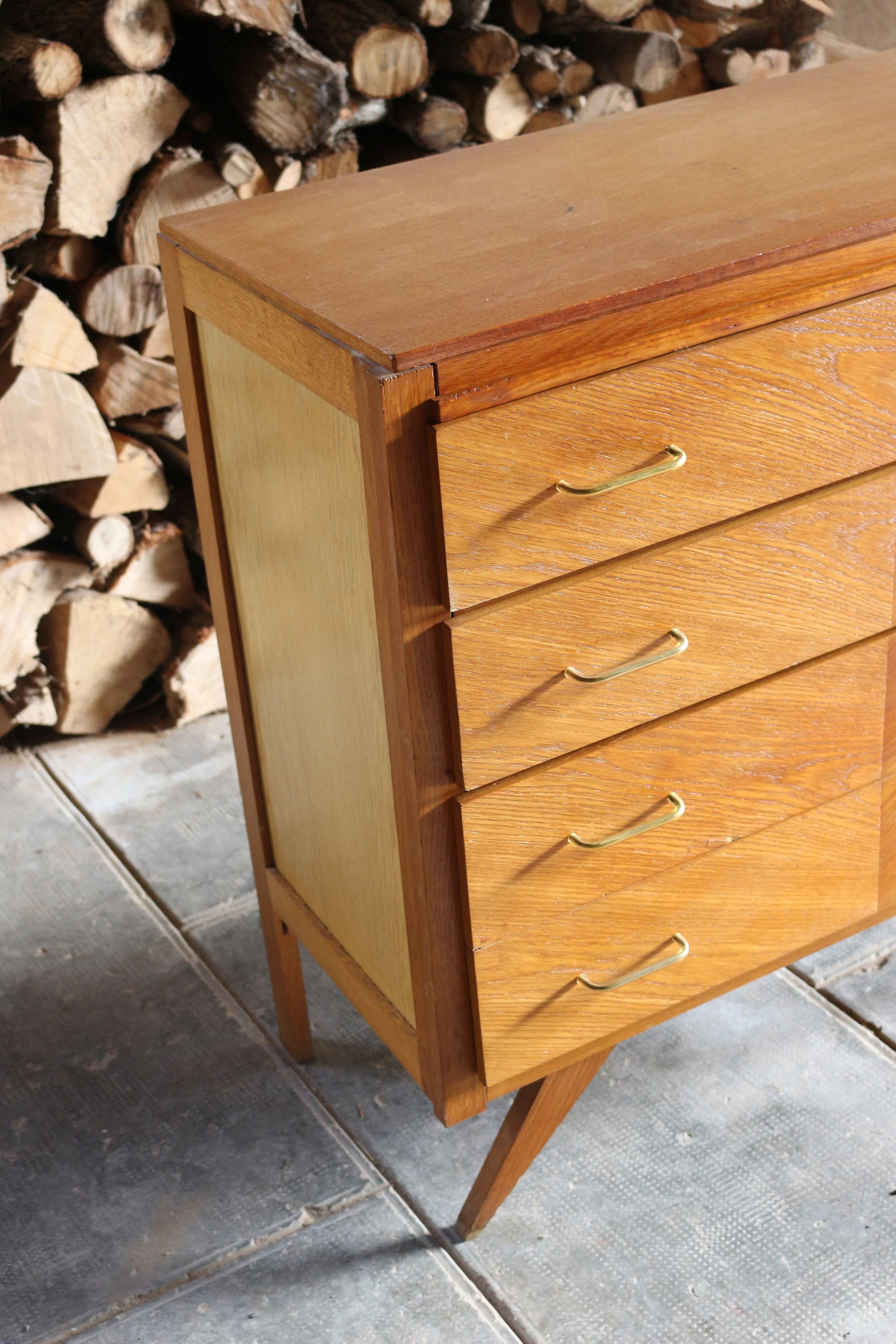 Commode années 60. Pieds compas à l'avant