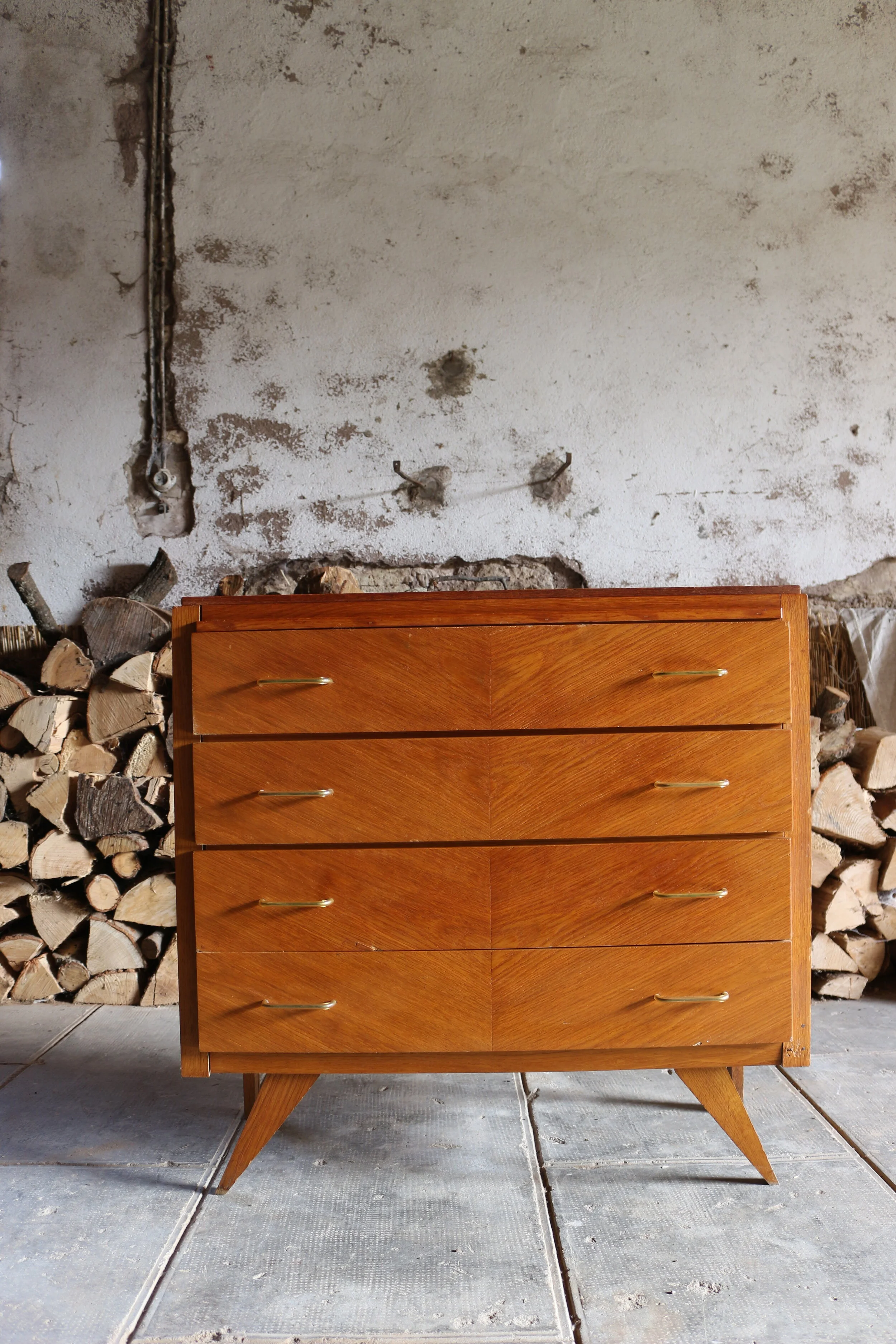Commode années 60. Pieds compas à l'avant