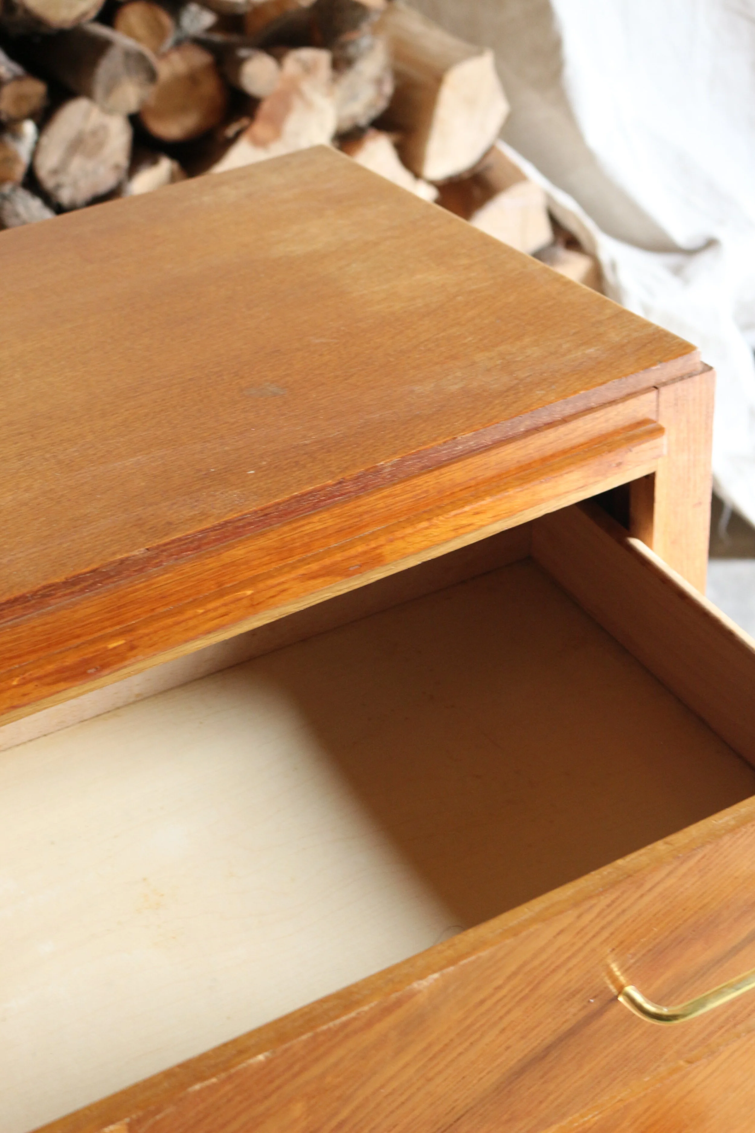 Commode années 60. Pieds compas à l'avant