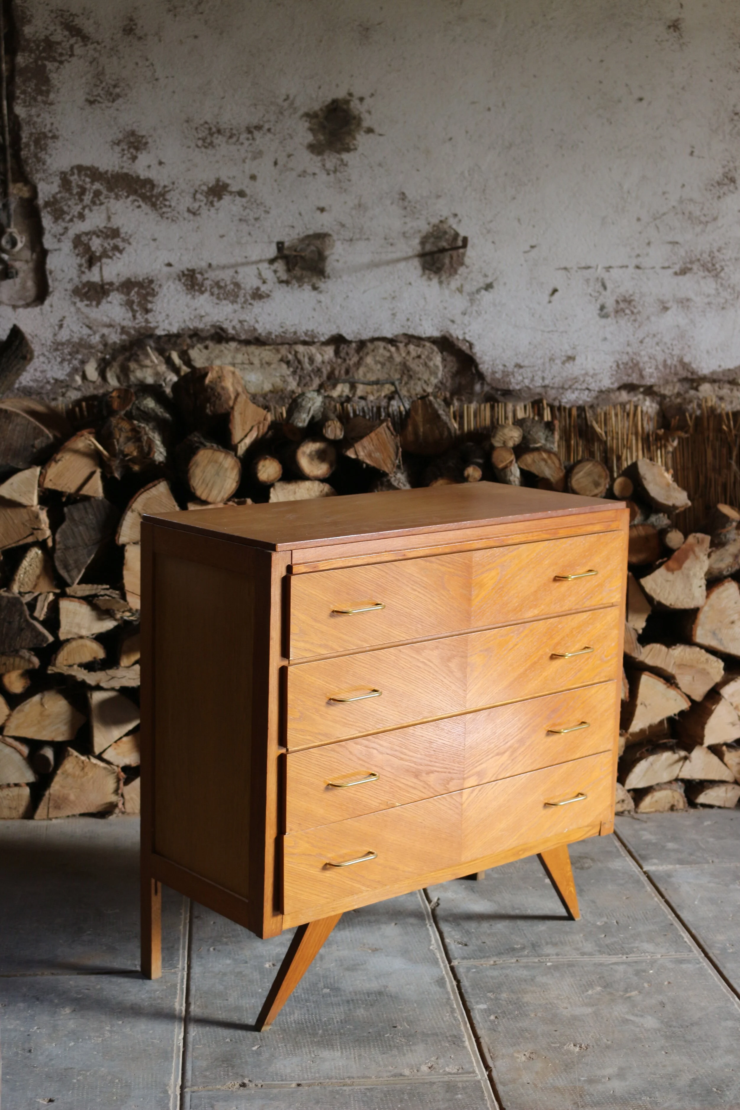 Commode années 60. Pieds compas à l'avant