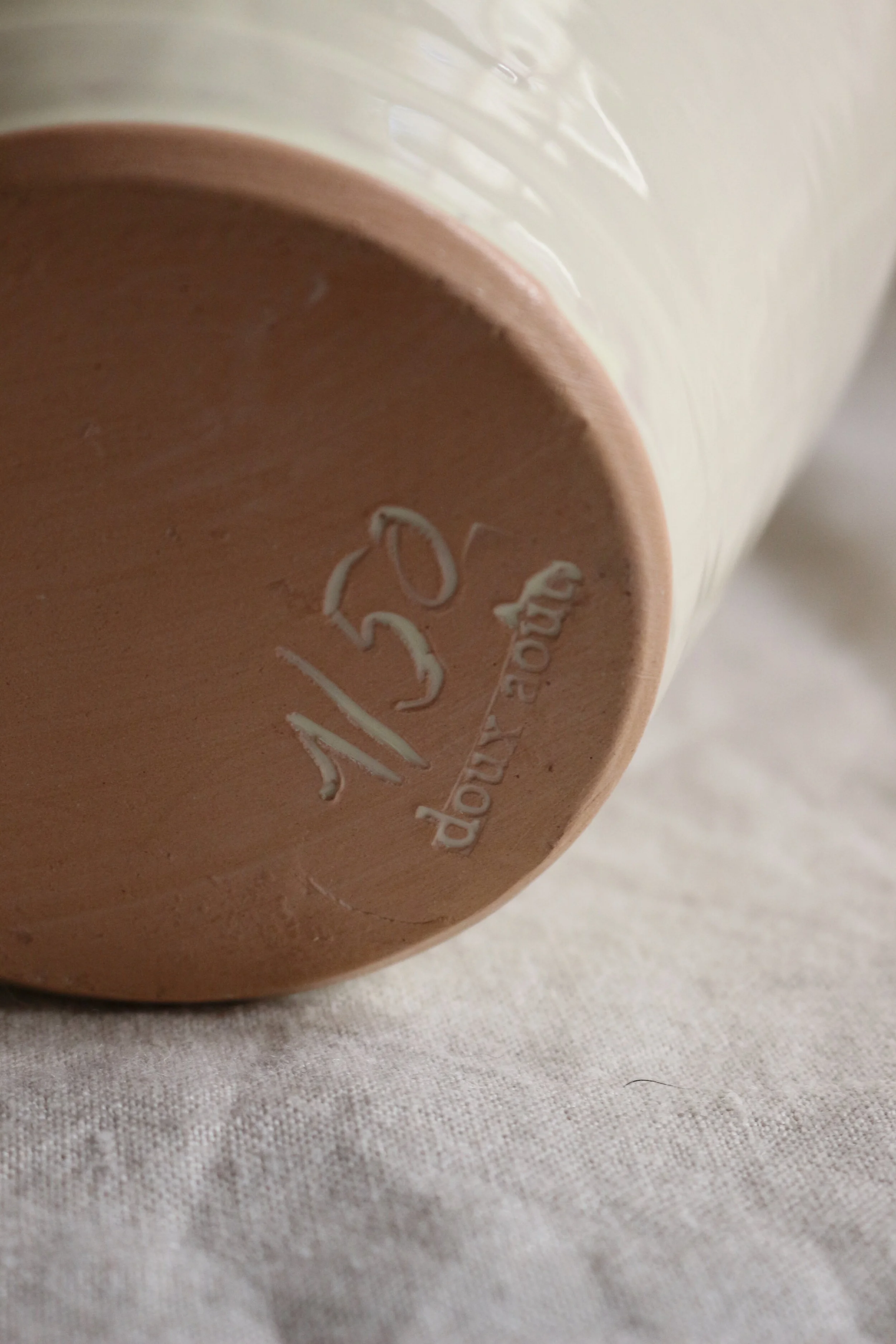 Doux Août - Collection de céramiques La Tierra - Orza émaillée écrue petit modèle