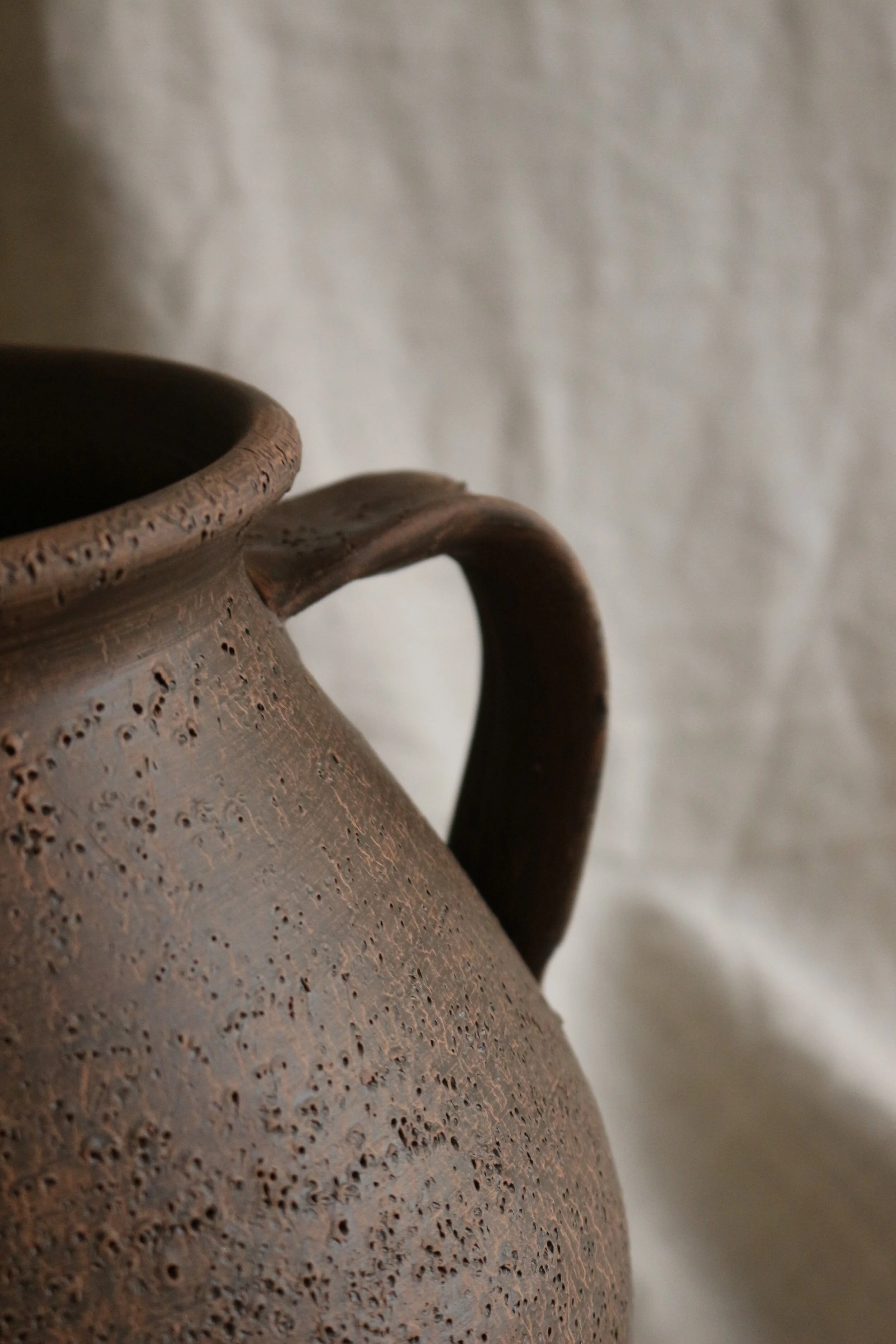 Doux Août - Céramiques La Tierra Orza emaillée brune - grand modèle