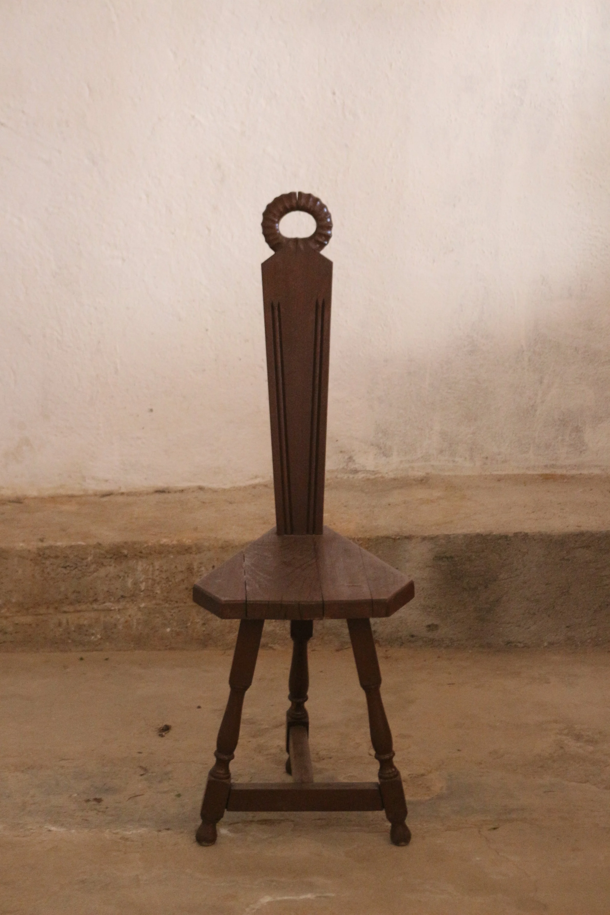 Chaise tripode brutaliste