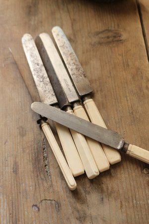 Couteaux anciens à manche en ivoire — doux août