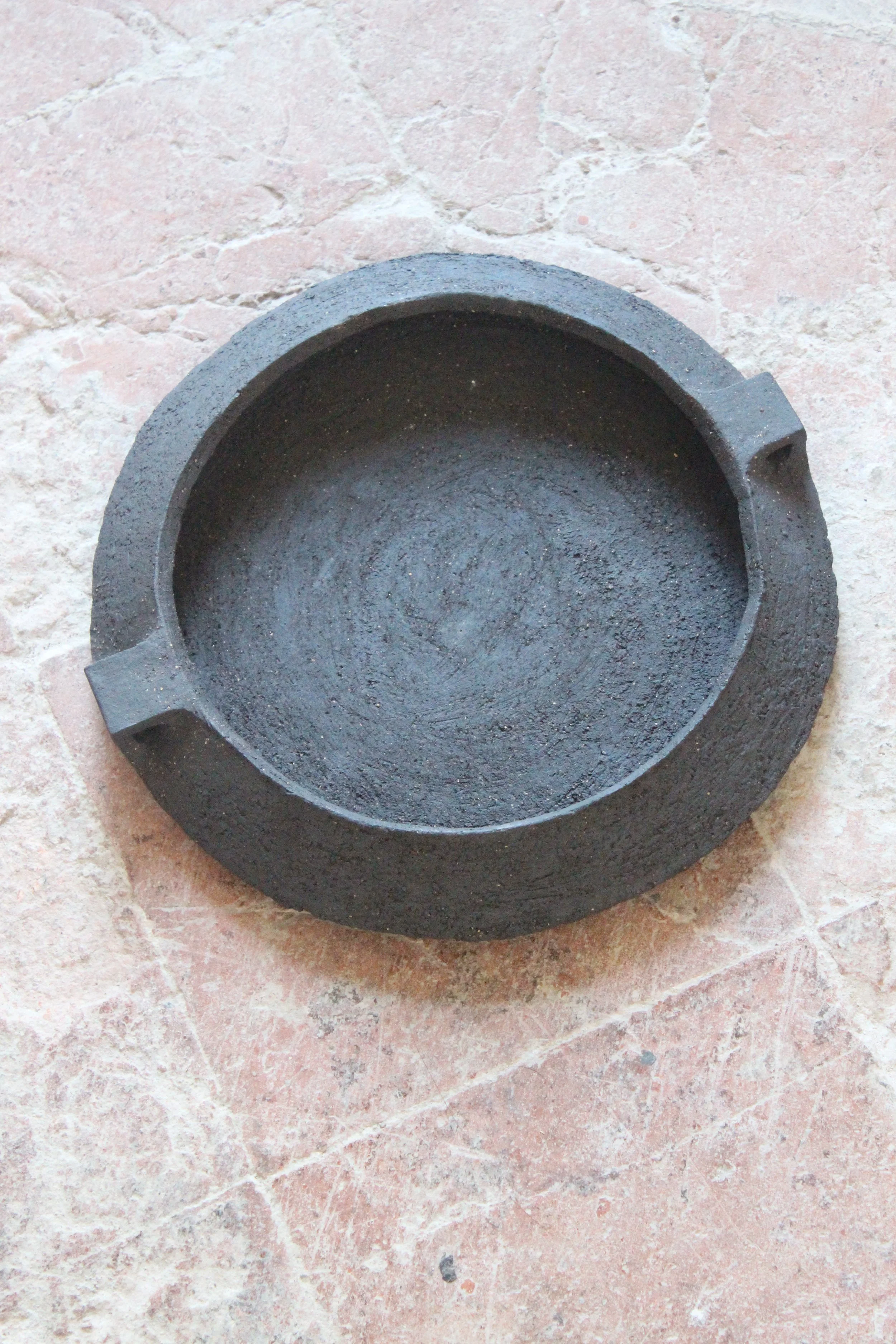 Coupe grès noir chamotté Studio Enoia Doux Août