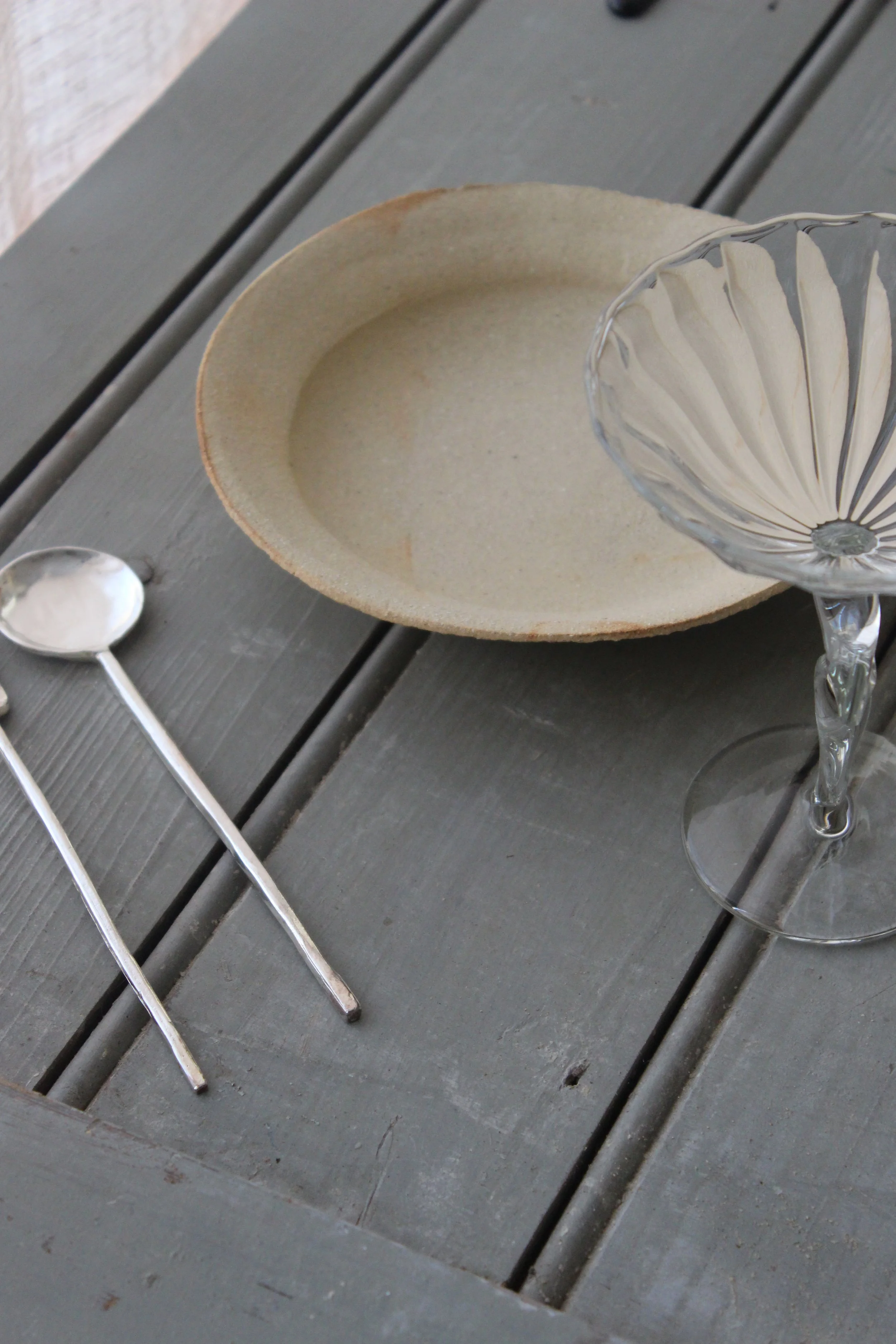 Assiette en grès chamotté couleur naturelle Studio Enoia Doux Août