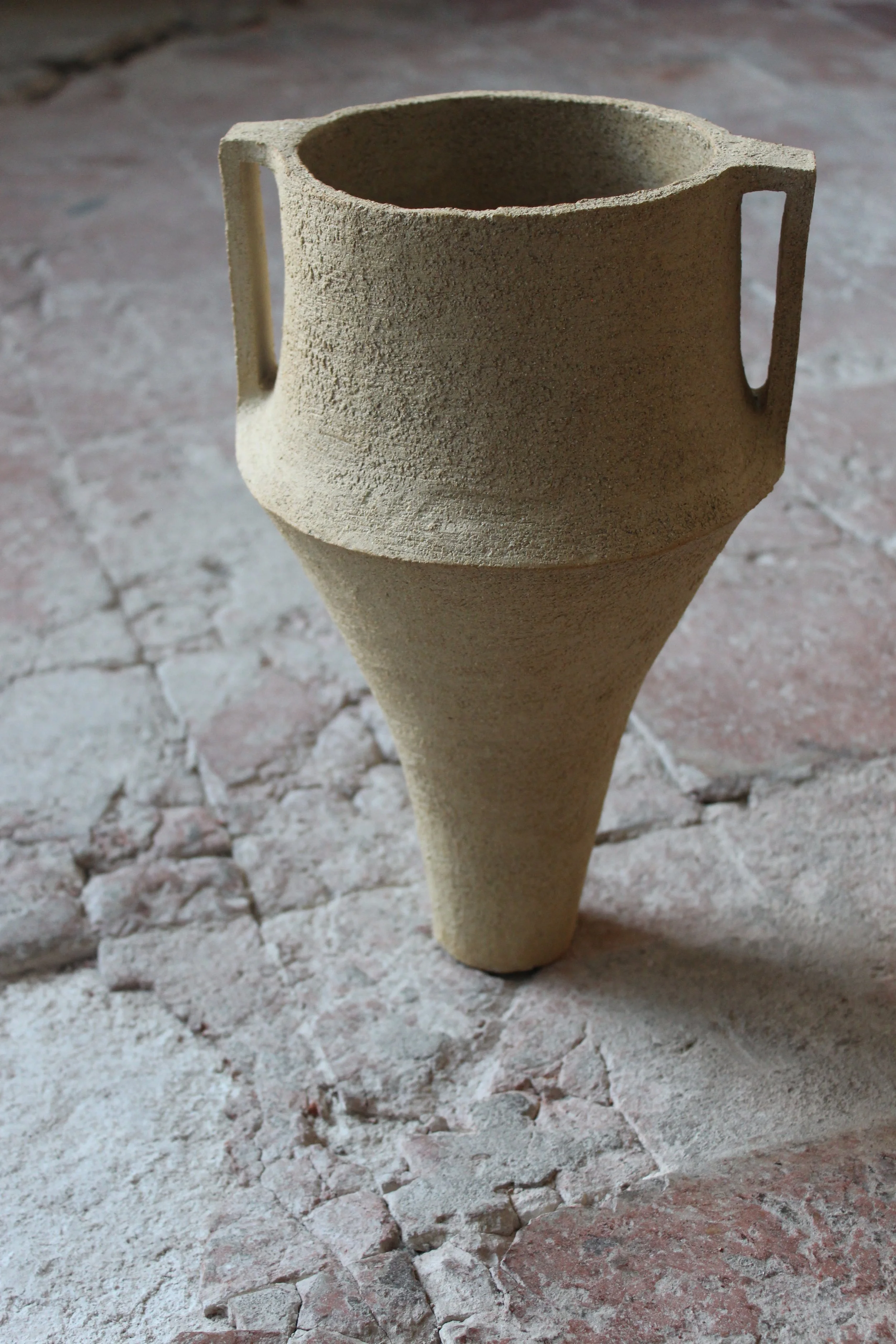 Amphore à corps tronconique couleur naturelle Studio Enoia