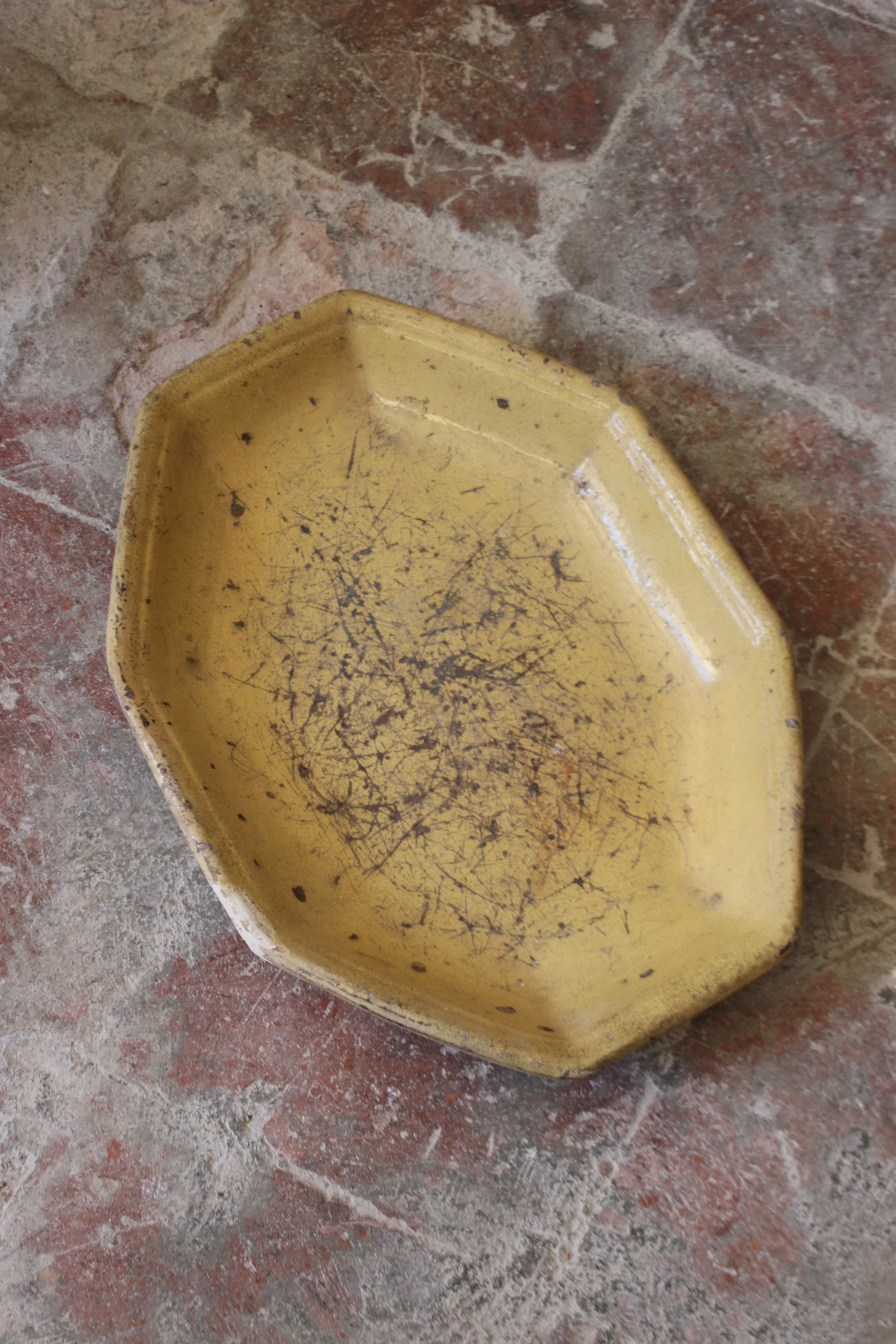 Plat ancien en terre vernissée jaune