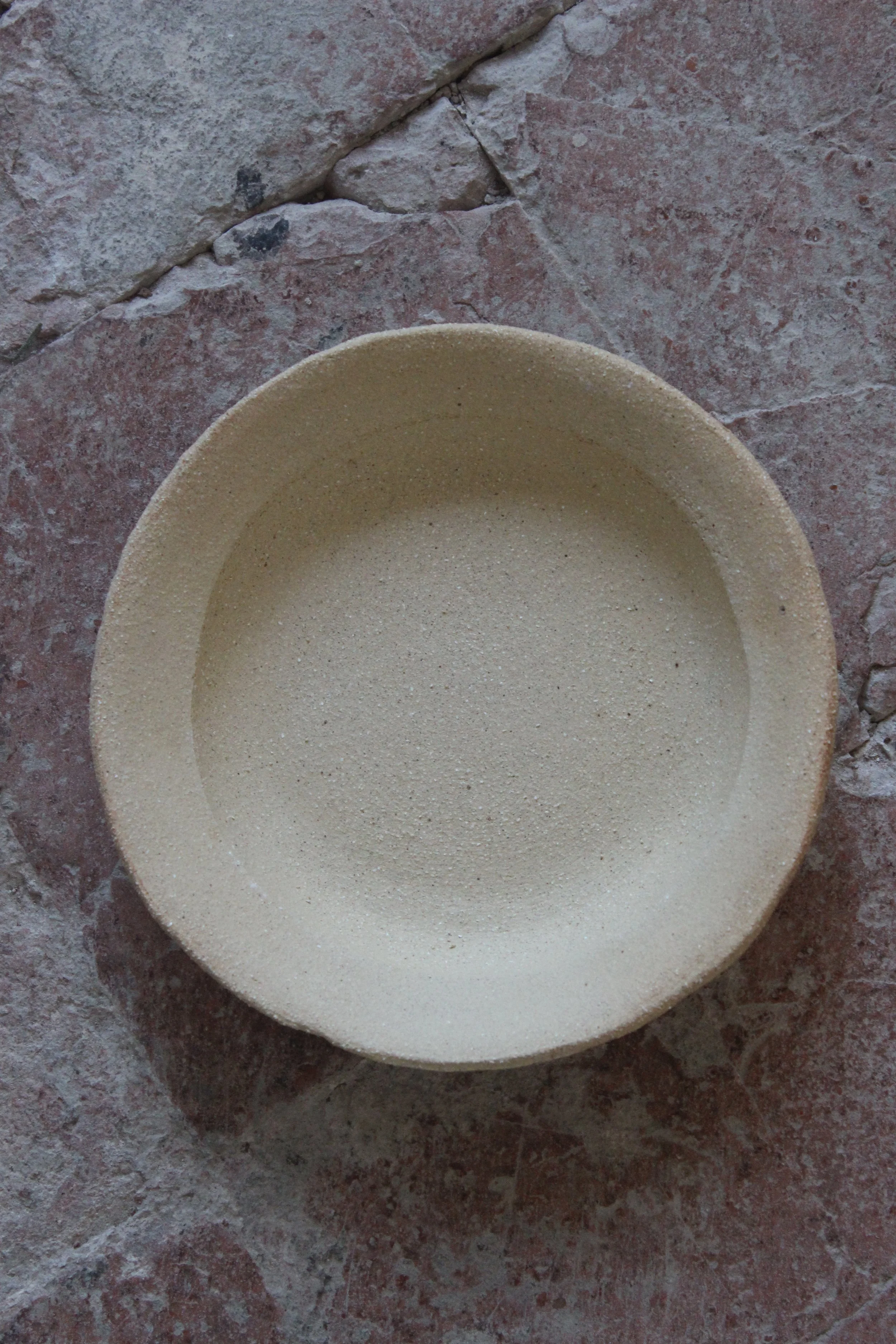 Assiette en grès naturel chamotté Studio enoia