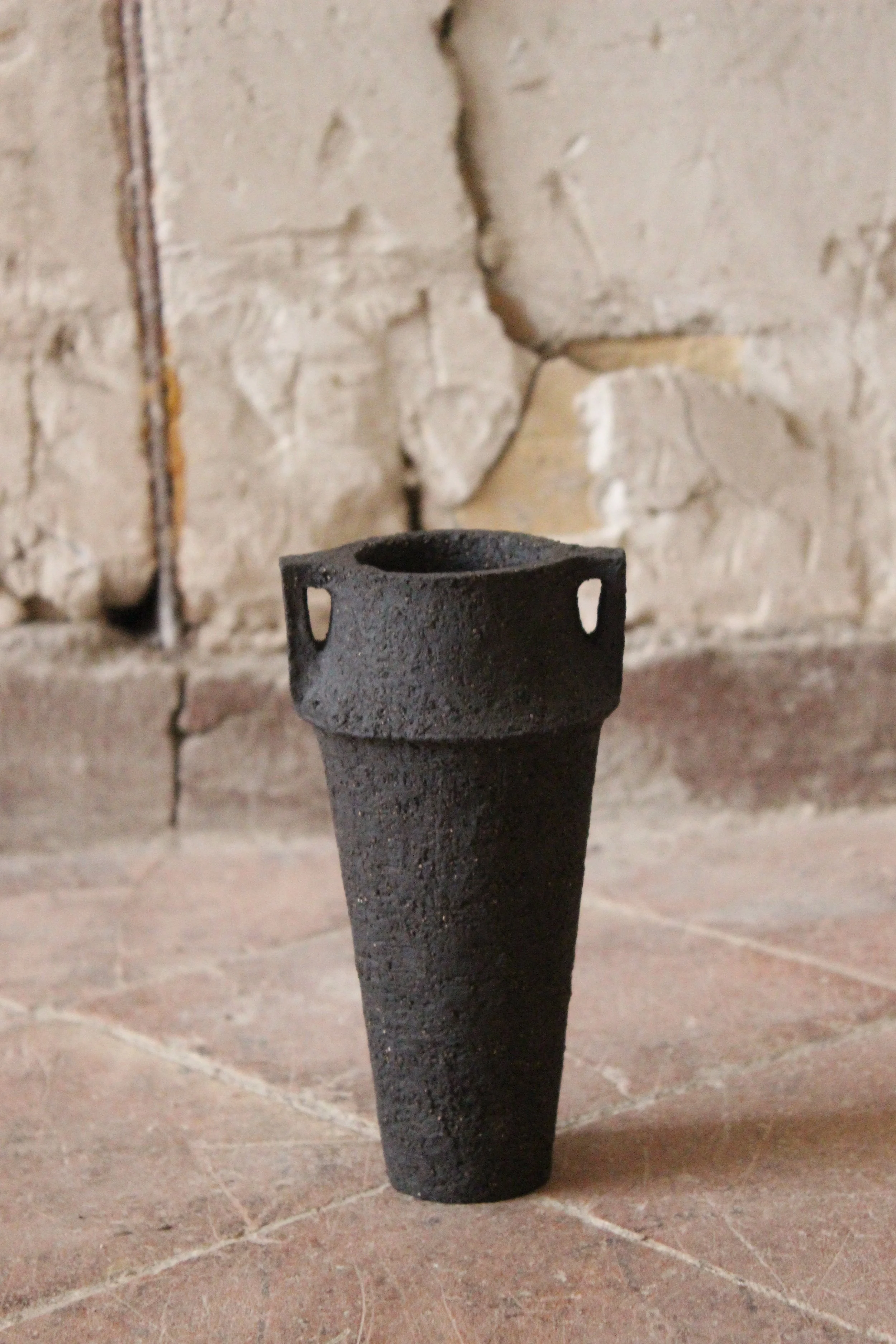 Amphore en grès noir chamotté Studio Enoia Doux Août