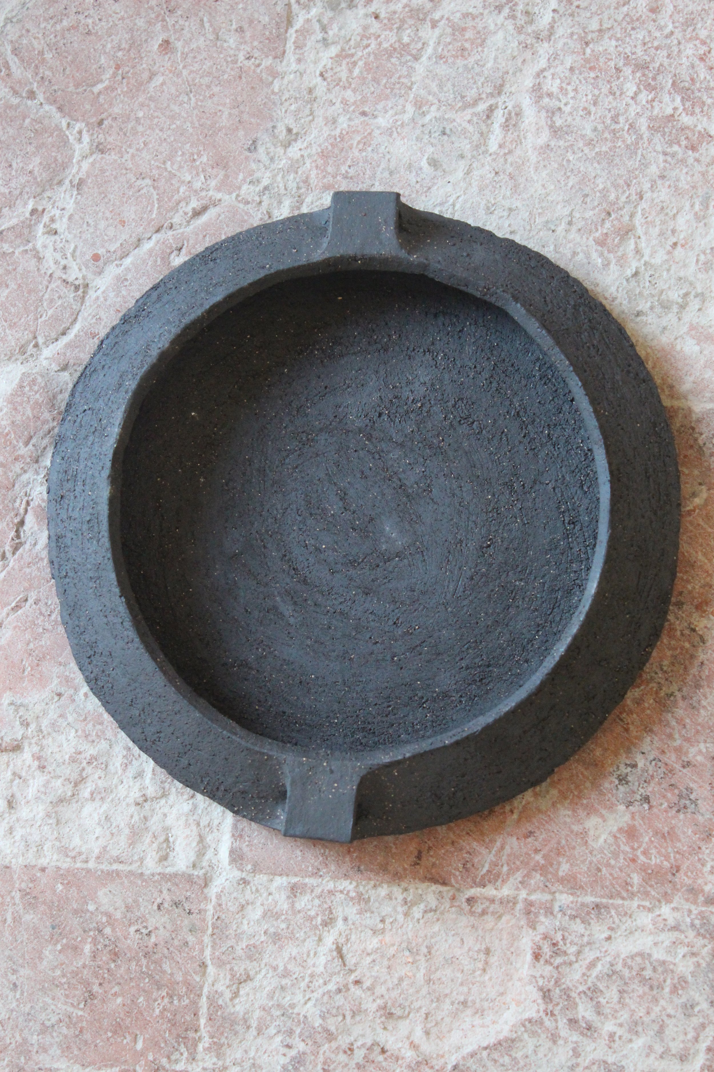 Coupe grès noir chamotté Studio Enoia Doux Août