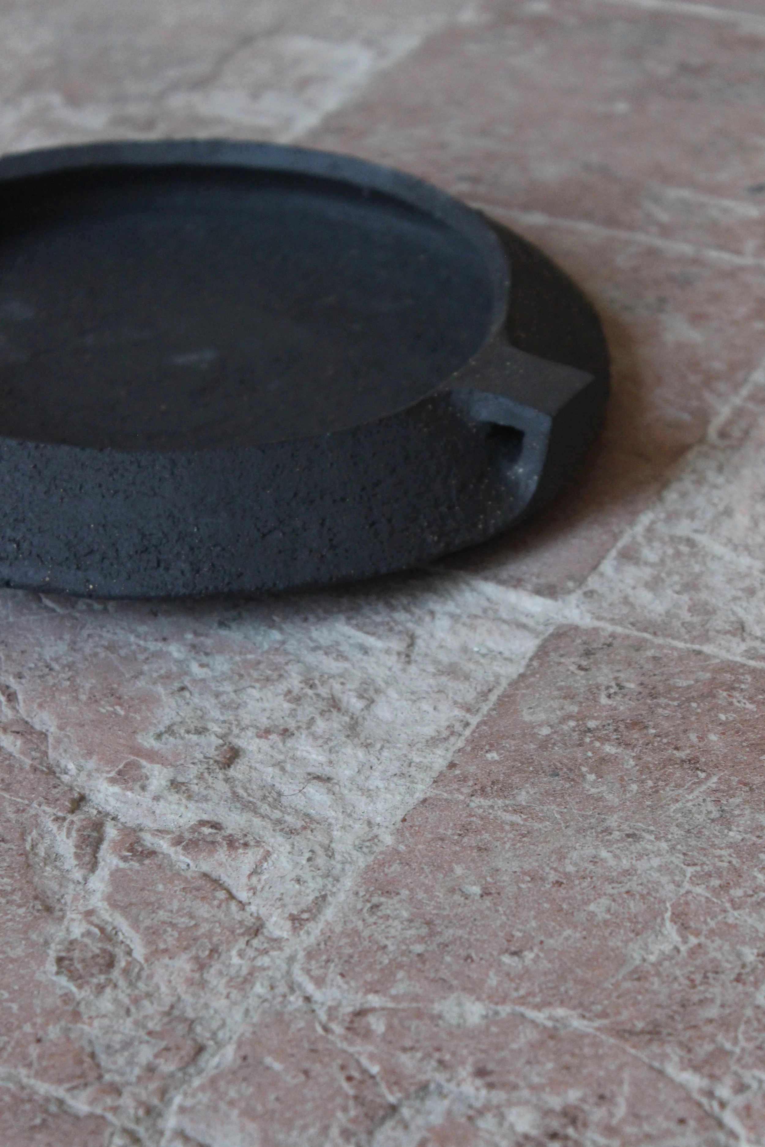 Coupe grès noir chamotté Studio Enoia Doux Août