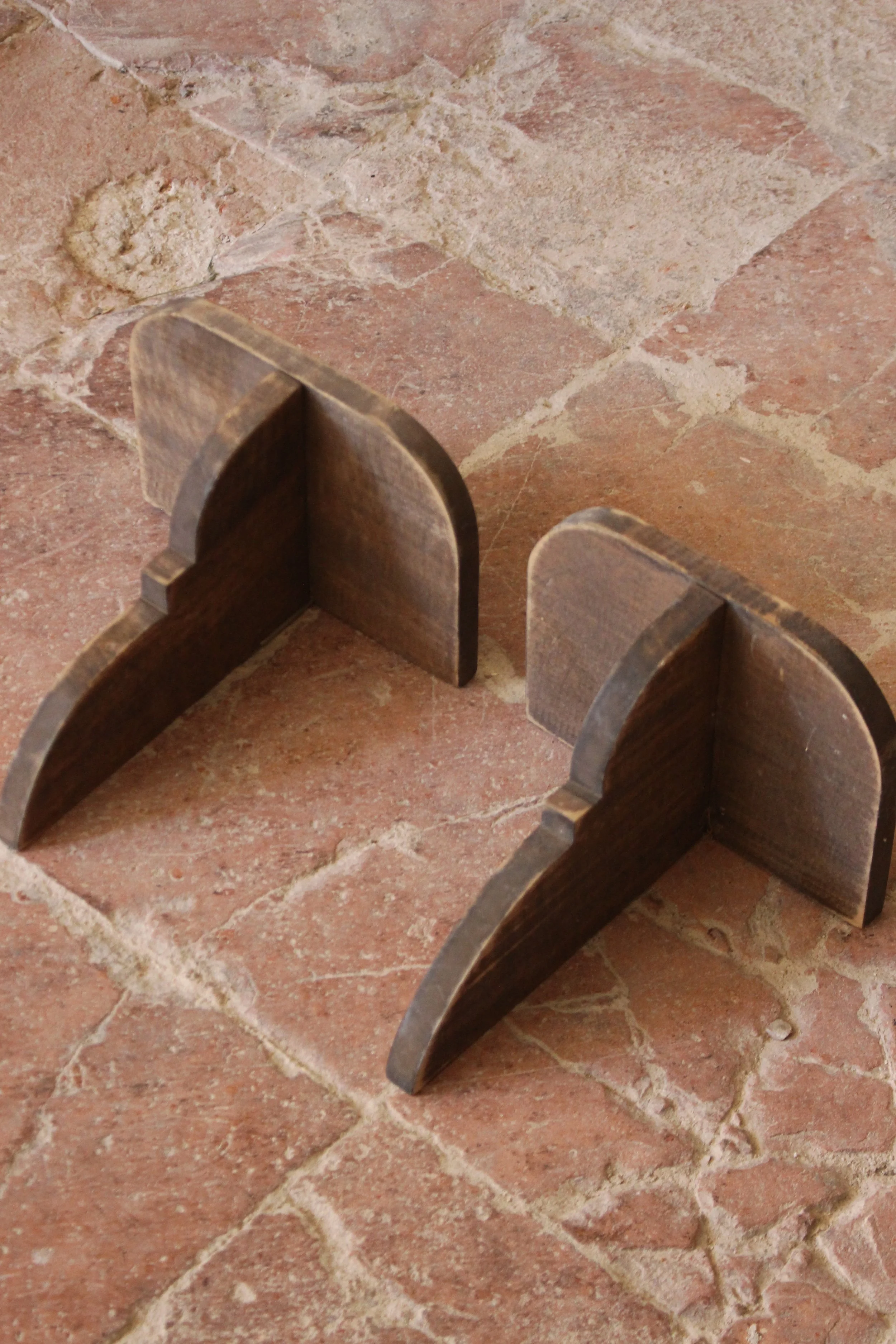 Paire d’étagères anciennes en bois