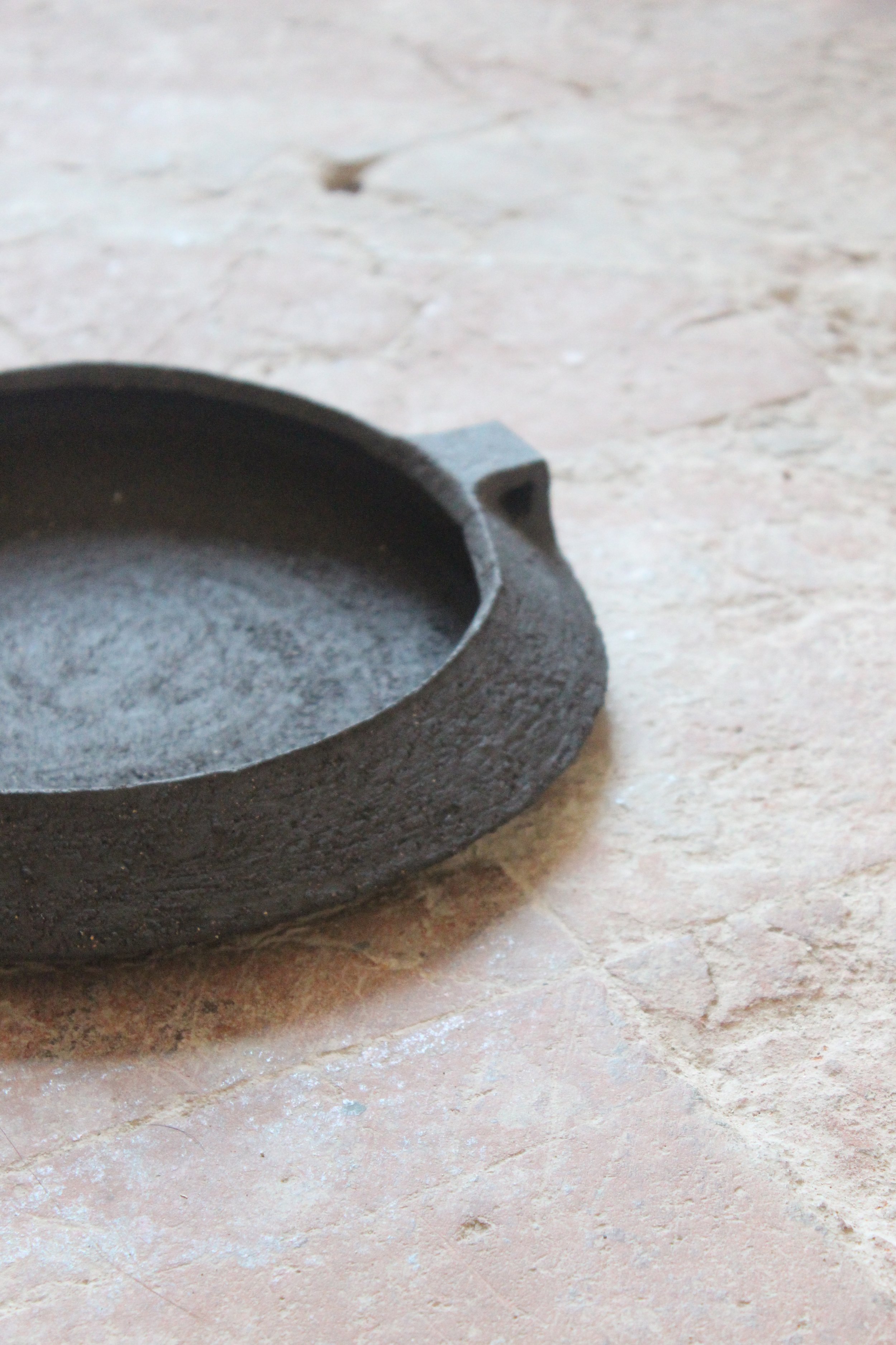 Coupe grès noir chamotté Studio Enoia Doux Août