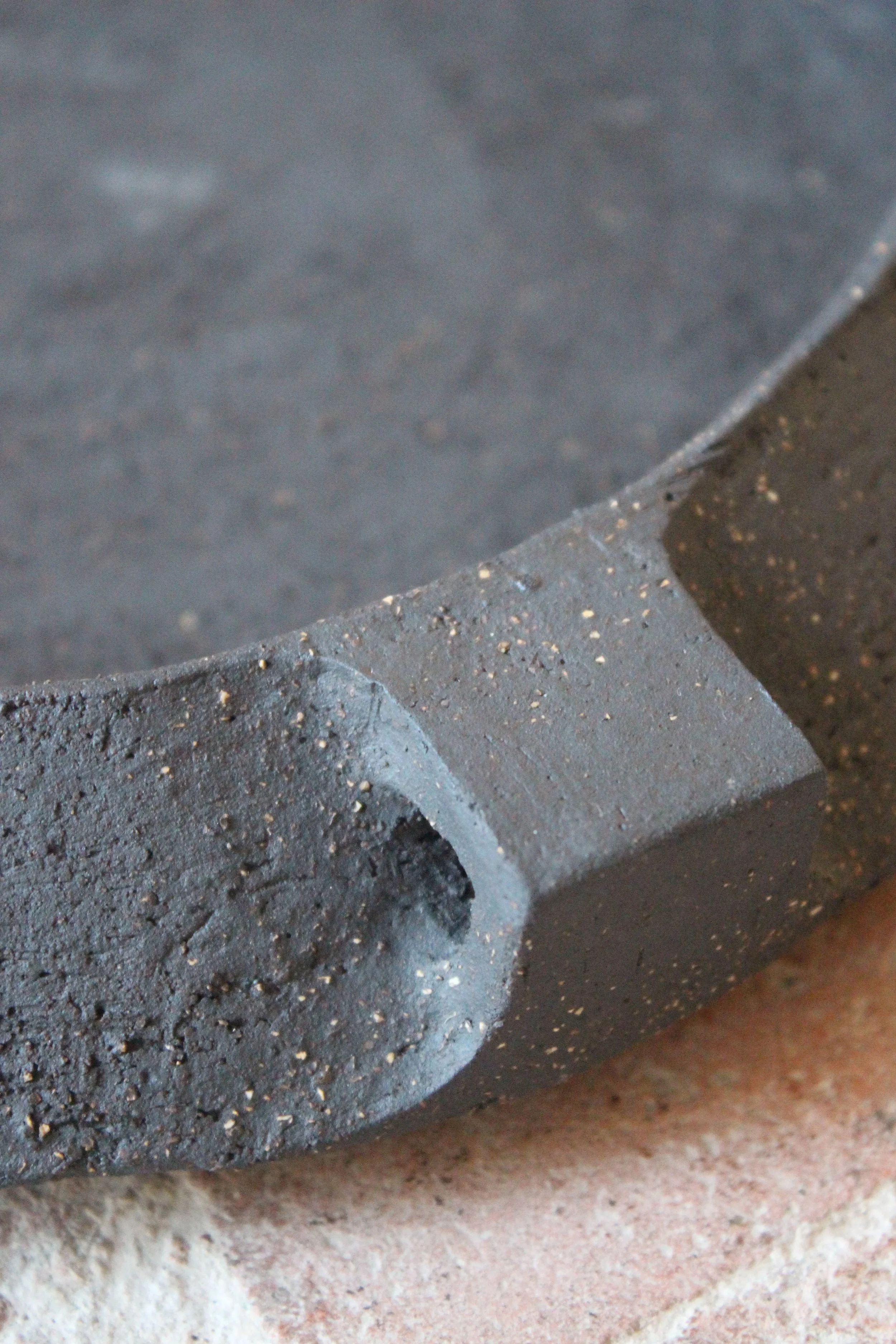 Coupe grès noir chamotté Studio Enoia Doux Août