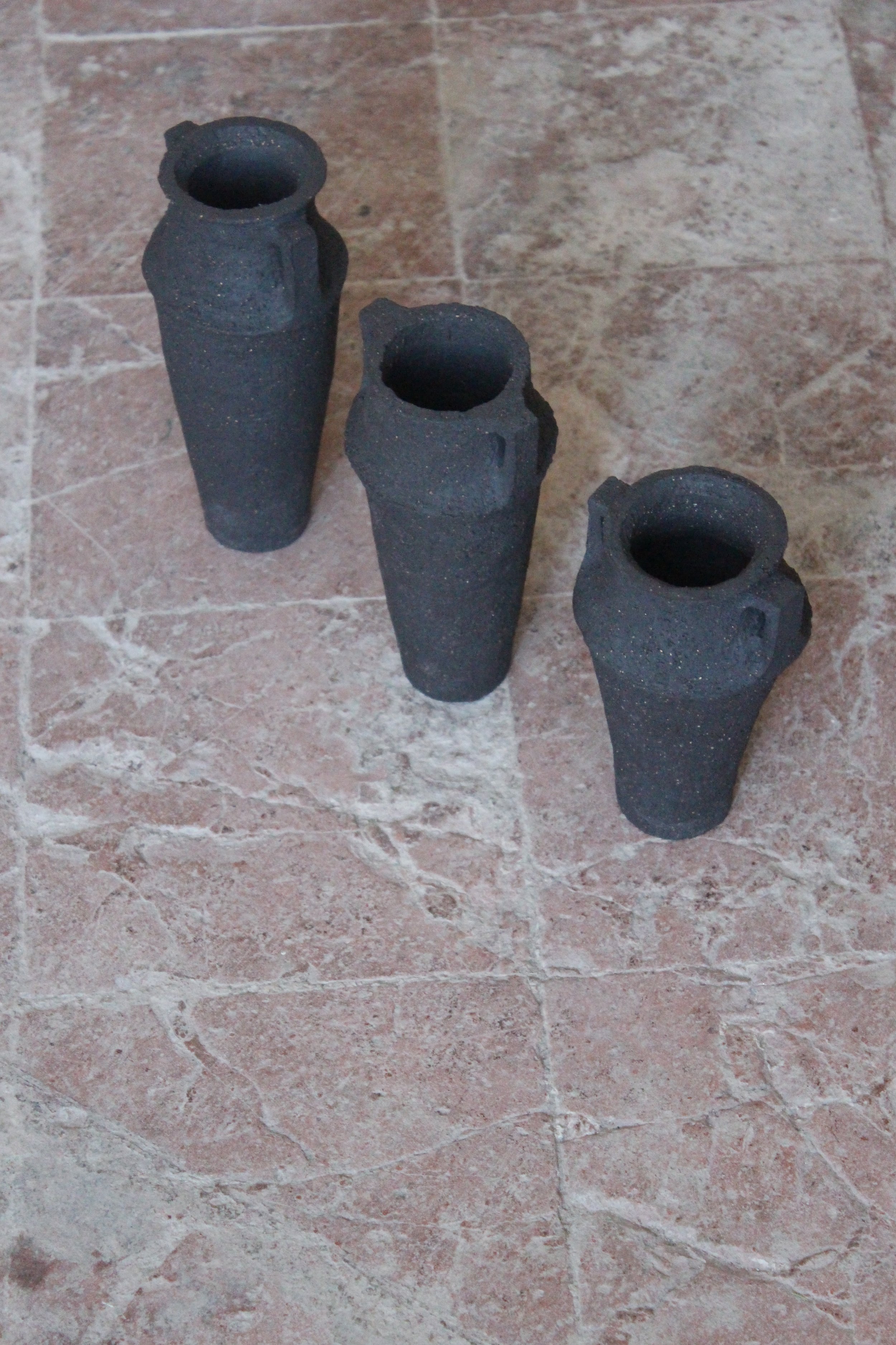 Amphore en grès noir chamotté Studio Enoia Doux Août