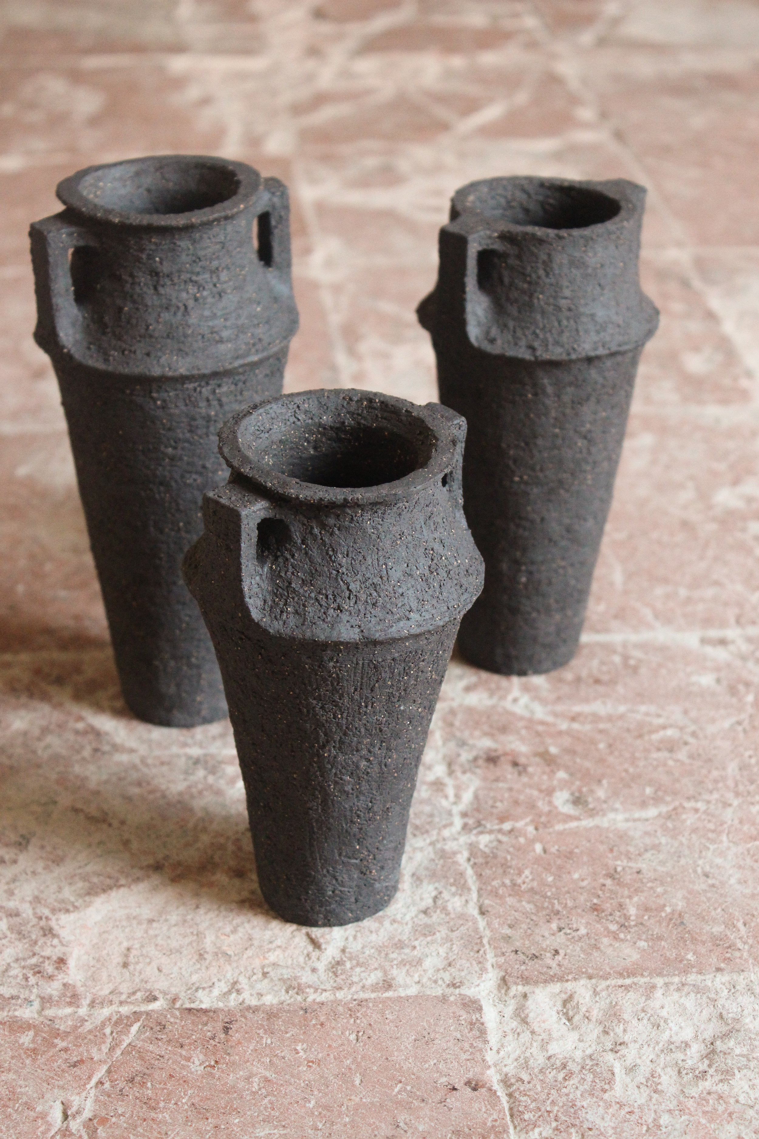 Amphore en grès noir chamotté Studio Enoia