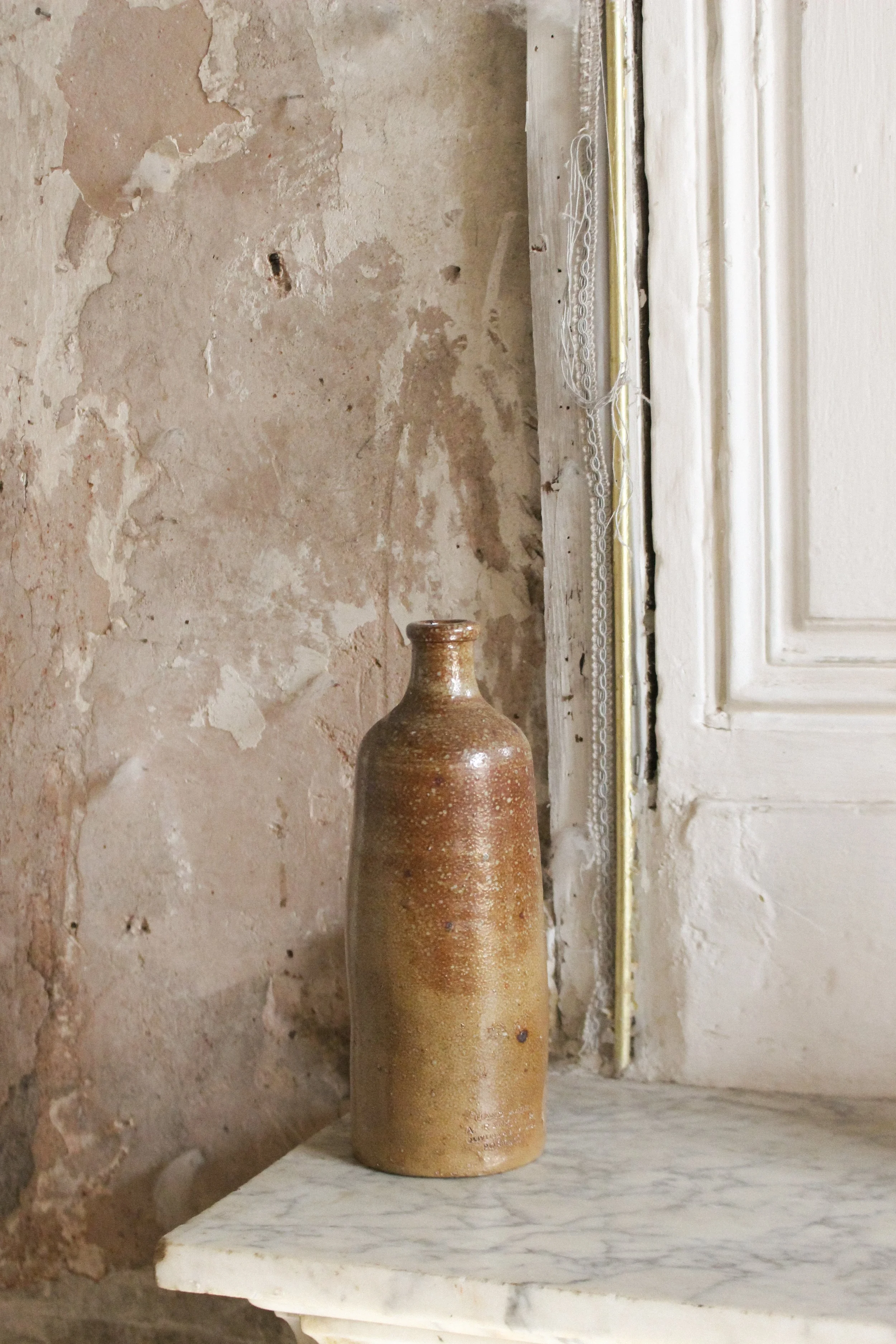 Bouteille en grès moucheté